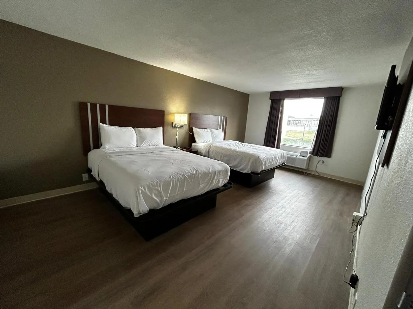 Bed in Econo Lodge Inn & Suites Chambersburg Central