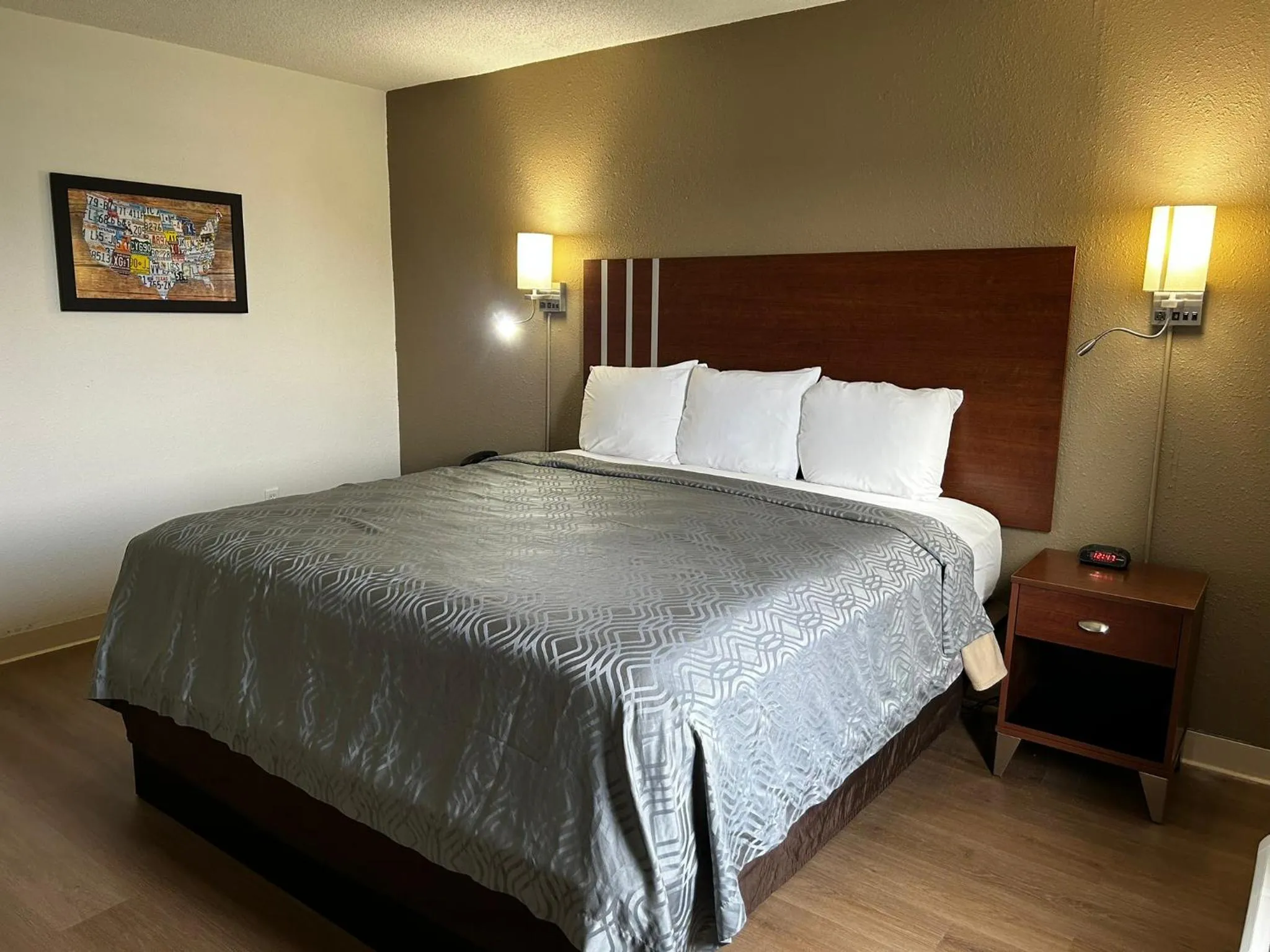 Bed in Econo Lodge Inn & Suites Chambersburg Central