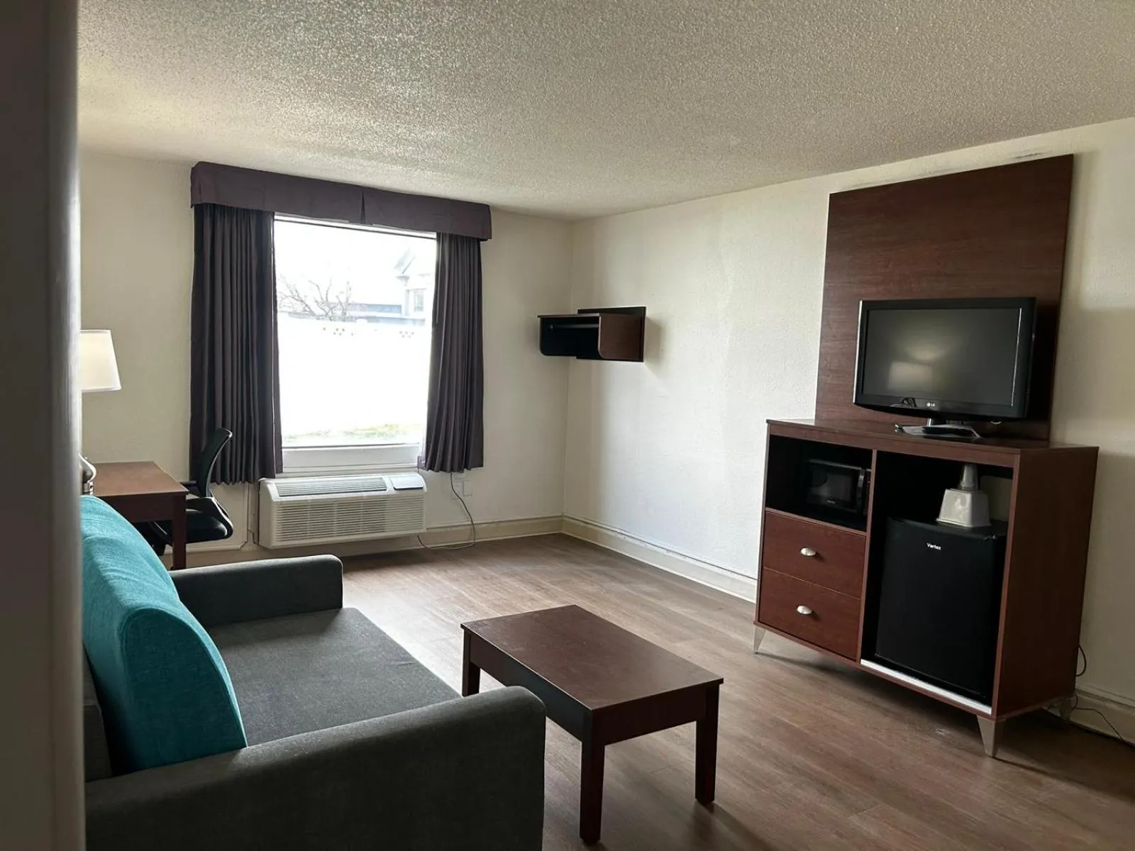 Communal lounge/ TV room in Econo Lodge Inn & Suites Chambersburg Central