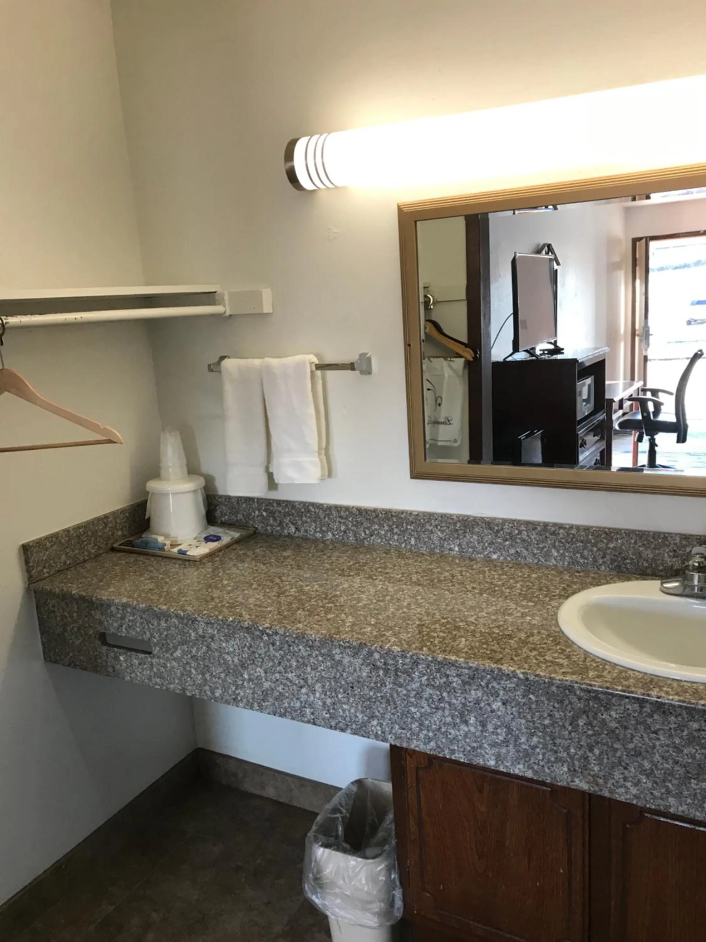 Coffee/tea facilities in Interstate Motel