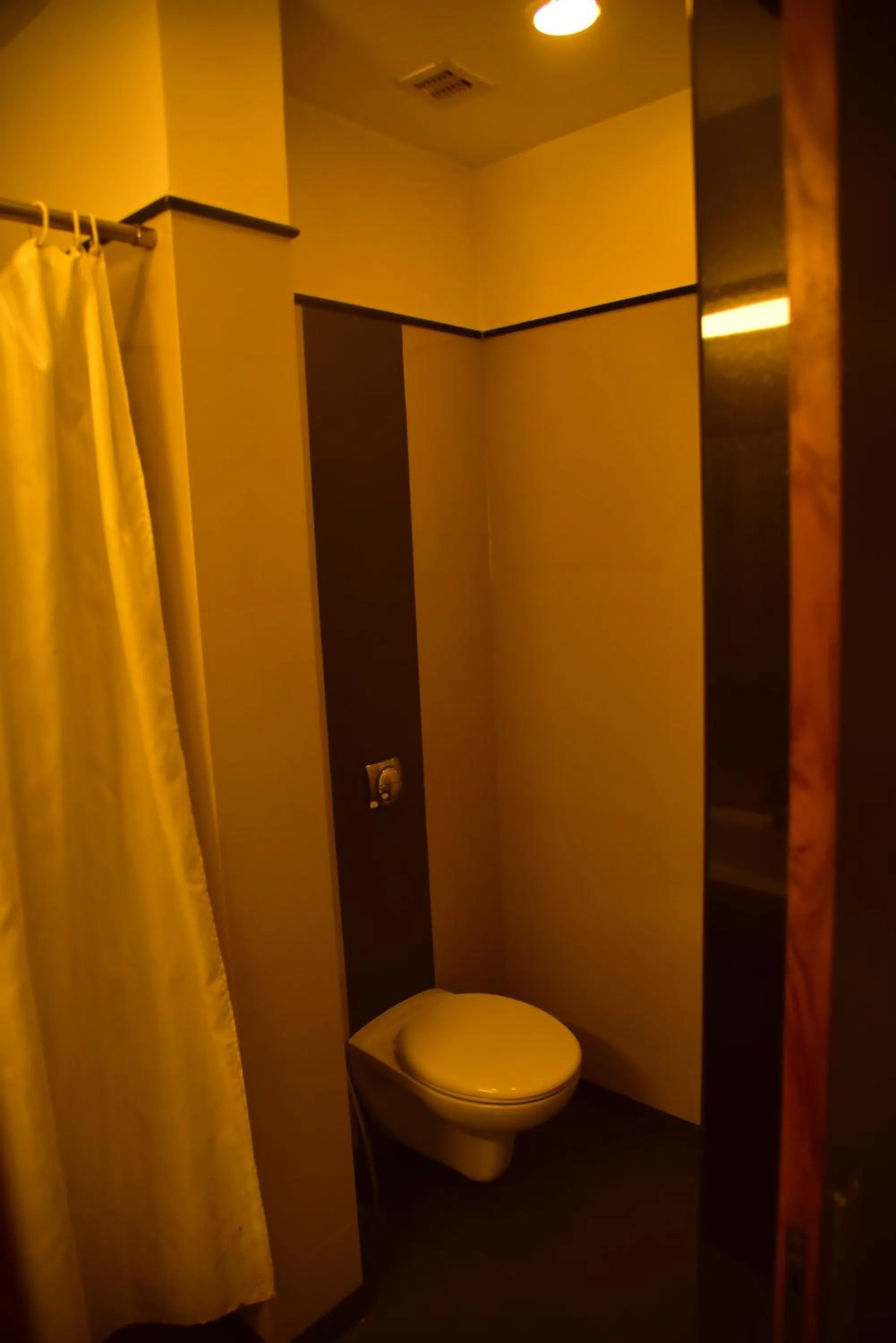 Toilet in Hi 5 Hotel & Experience