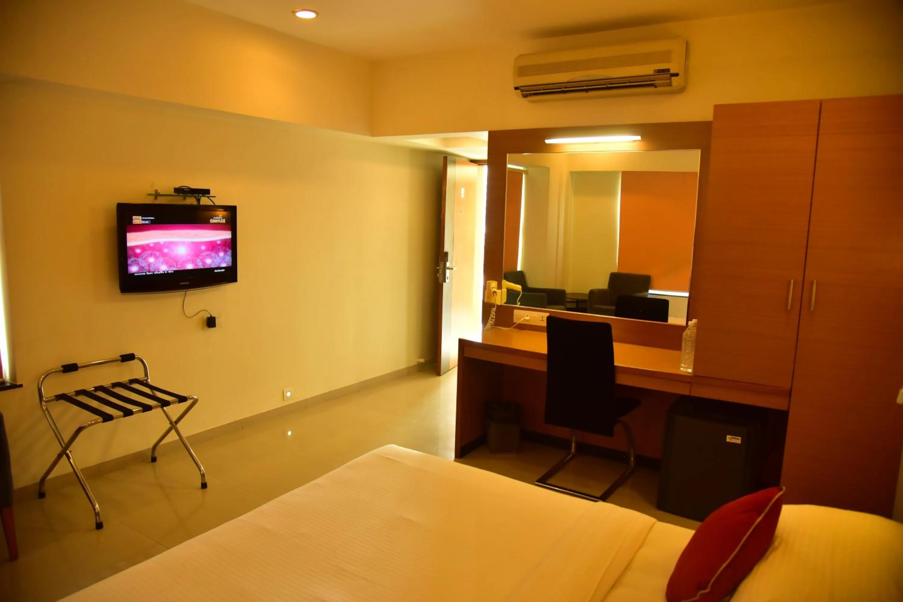 TV and multimedia in Hi 5 Hotel & Experience