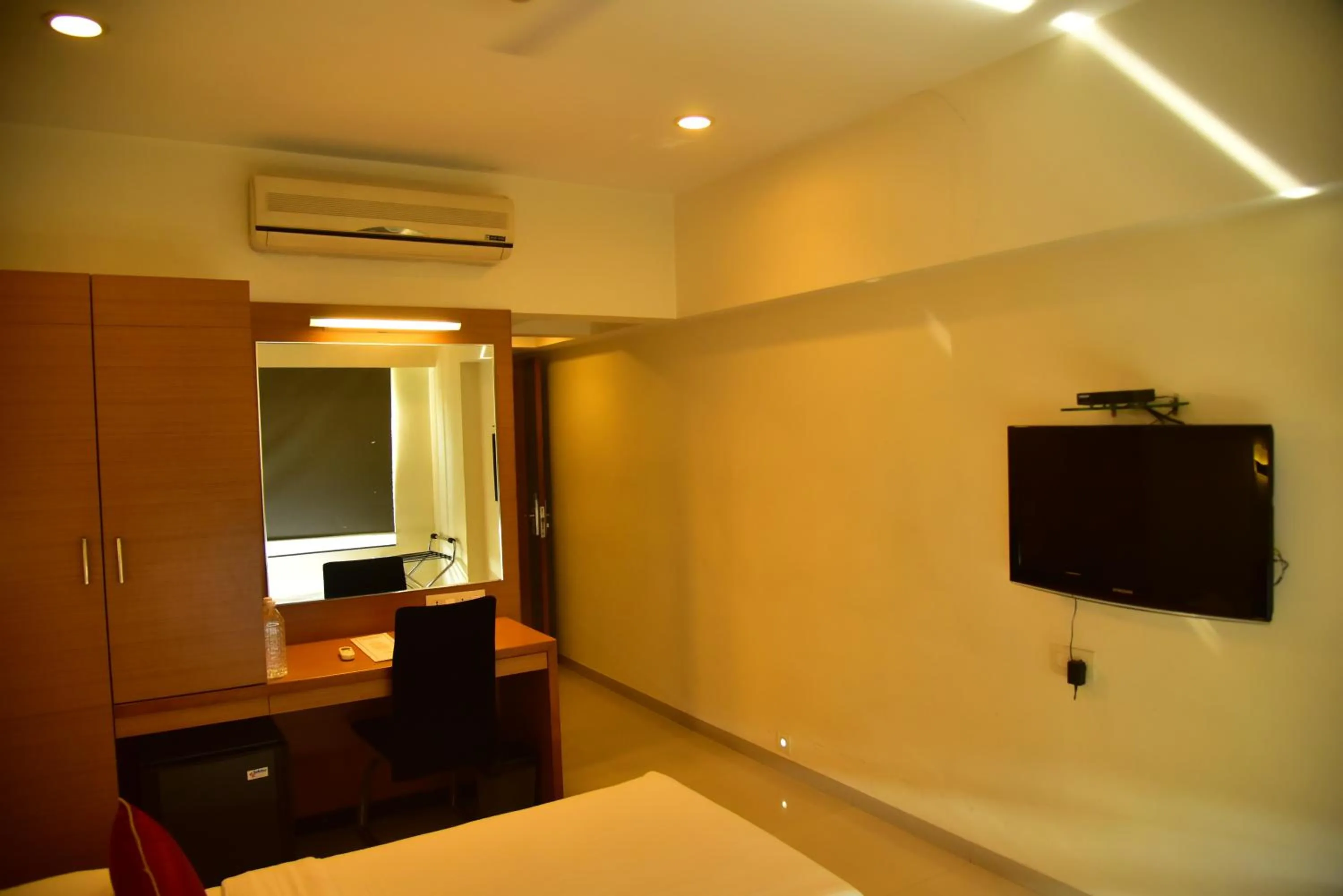TV and multimedia, Bed in Hi 5 Hotel & Experience