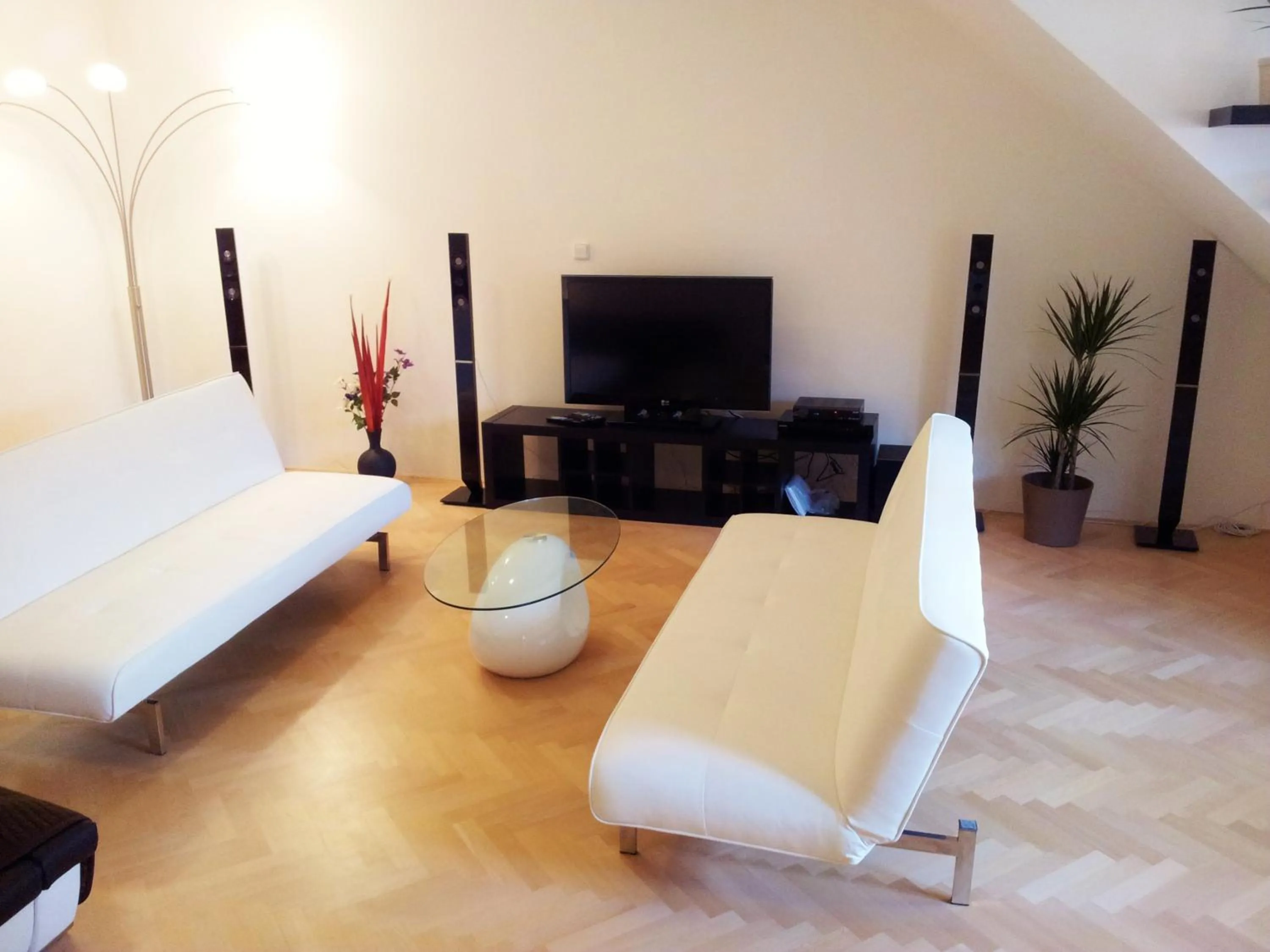 TV and multimedia in Selinor Old Town Apartments