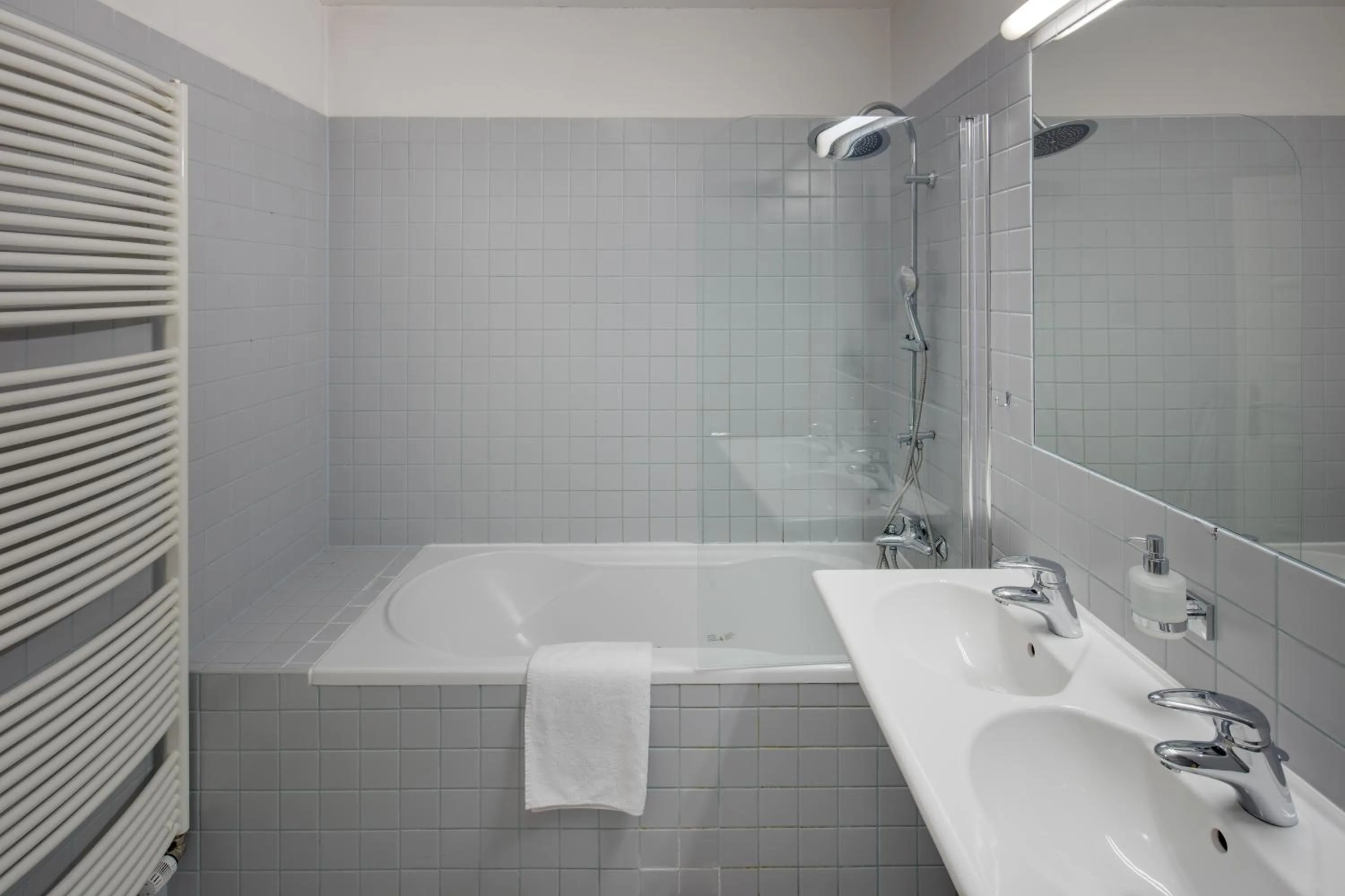 Shower in Selinor Old Town Apartments