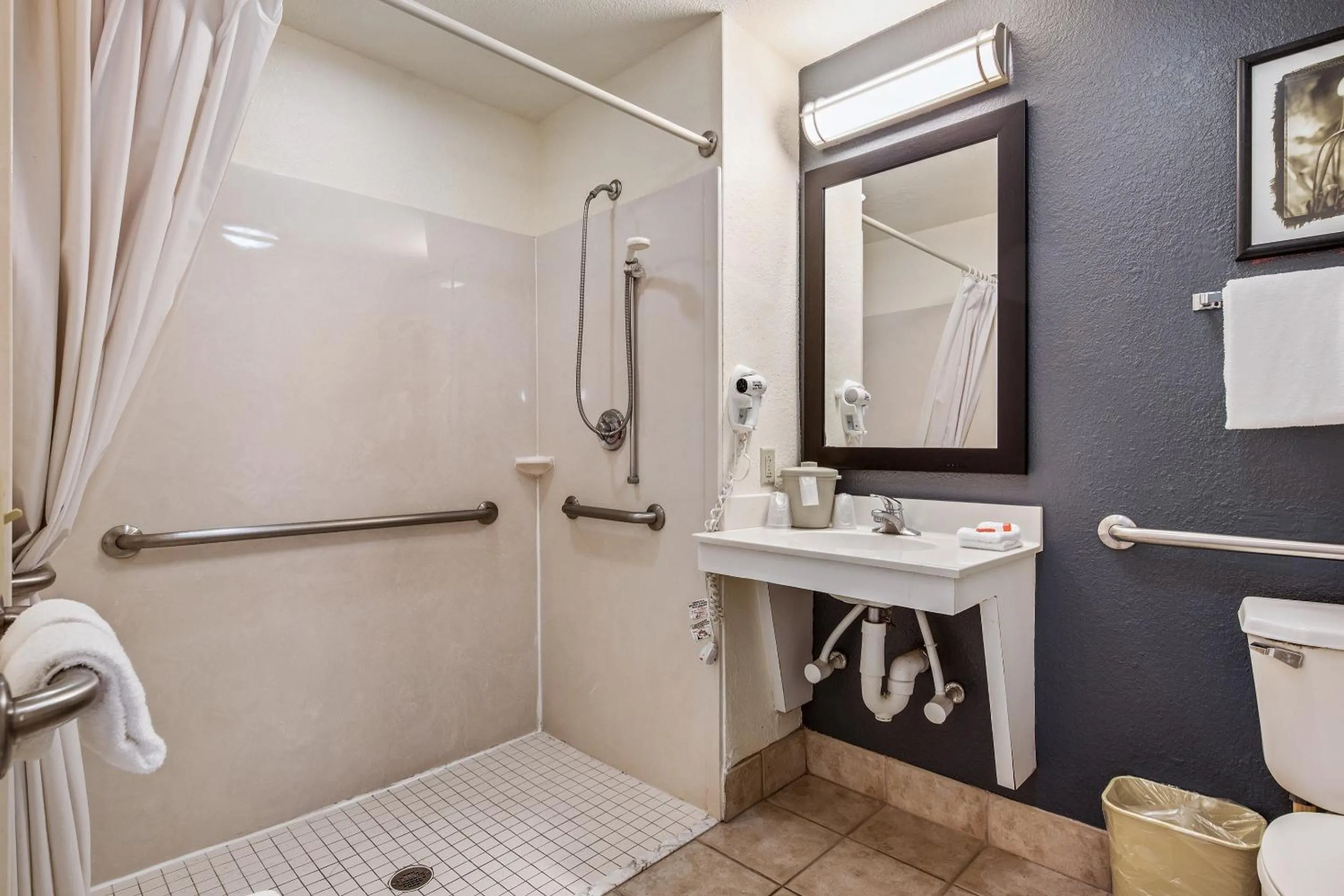 Bathroom in Suburban Studios Orlando - Ocoee-Winter Garden