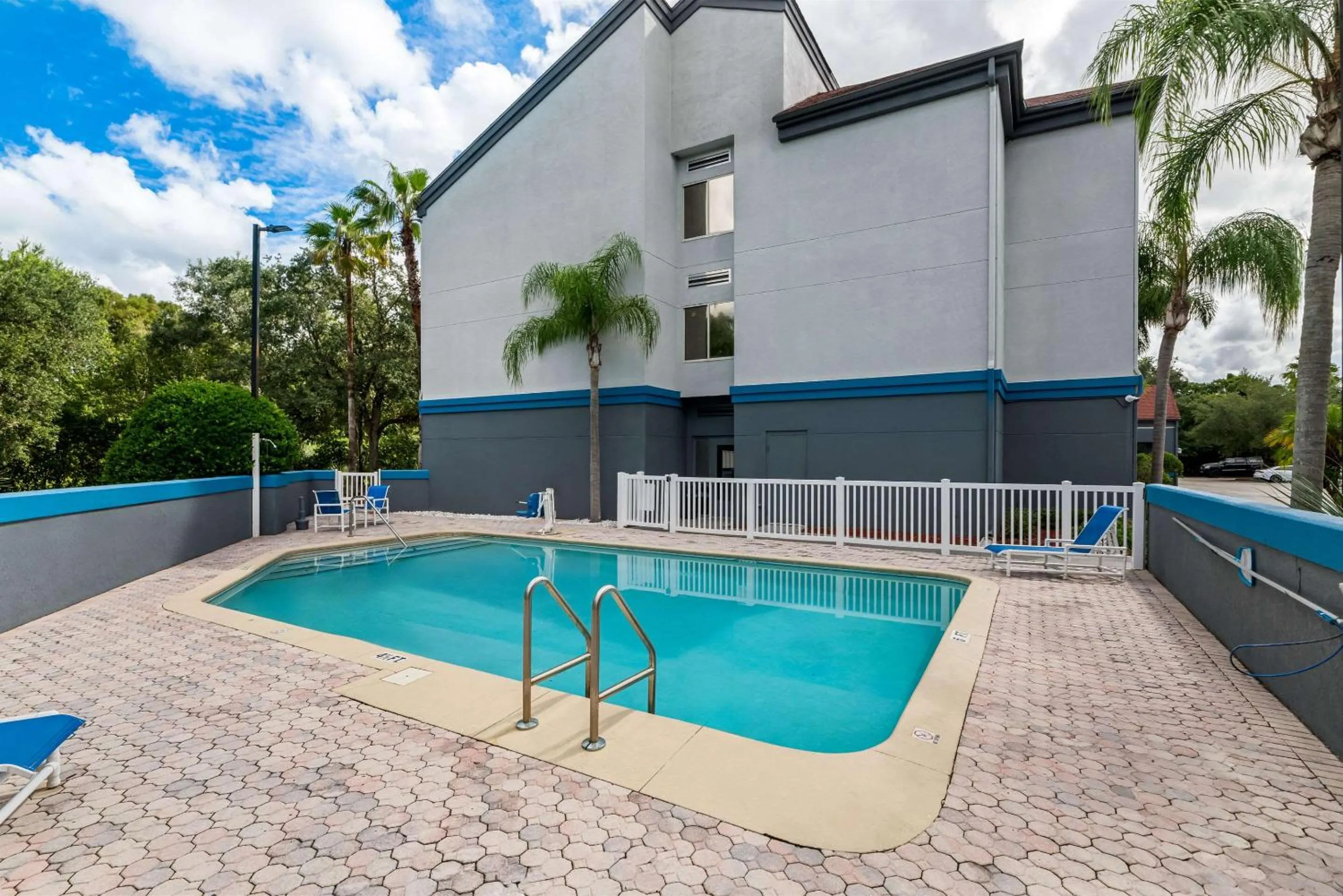 Swimming pool in Suburban Studios Orlando - Ocoee-Winter Garden