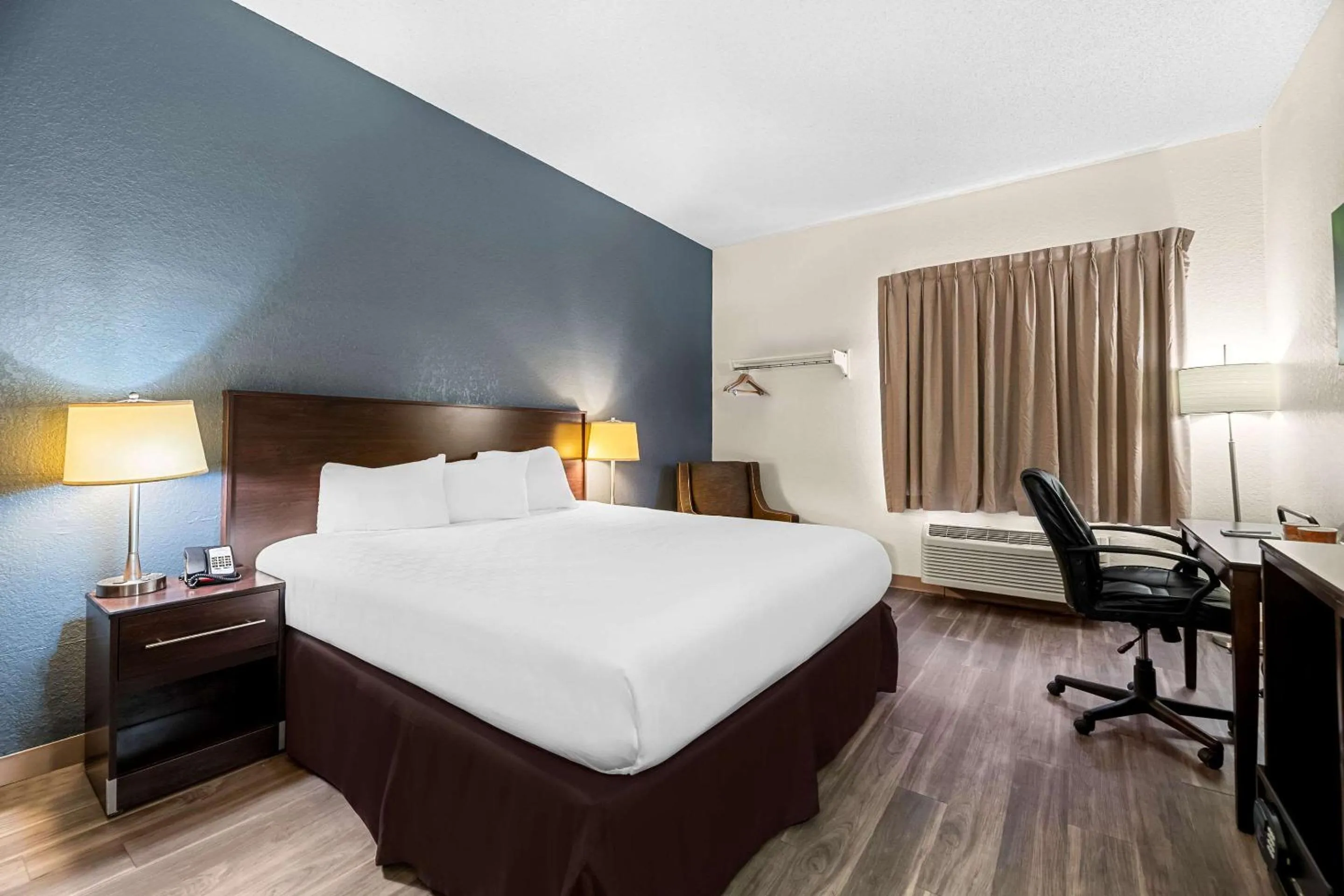 Bedroom, Bed in Suburban Studios Orlando - Ocoee-Winter Garden