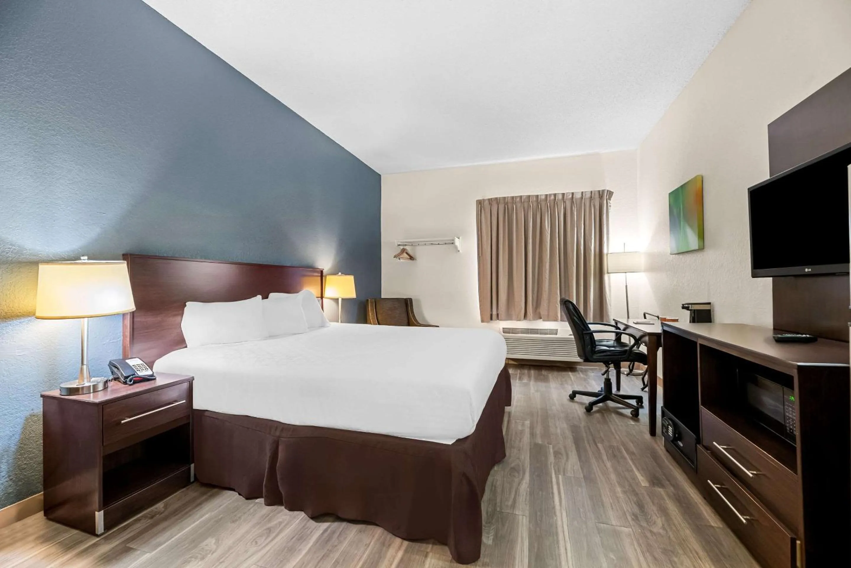 Bedroom, Bed in Suburban Studios Orlando - Ocoee-Winter Garden