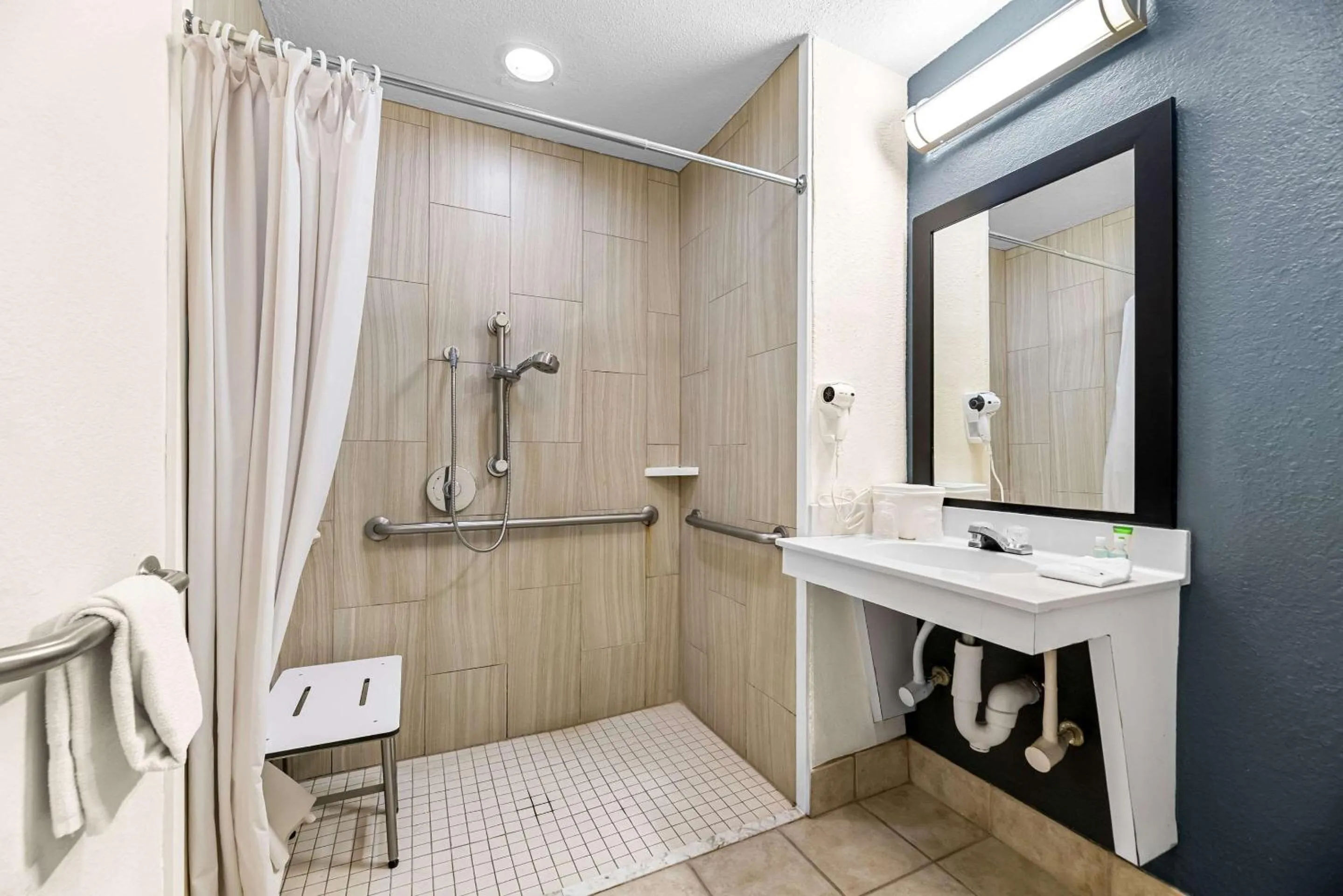 Bedroom in Suburban Studios Orlando - Ocoee-Winter Garden