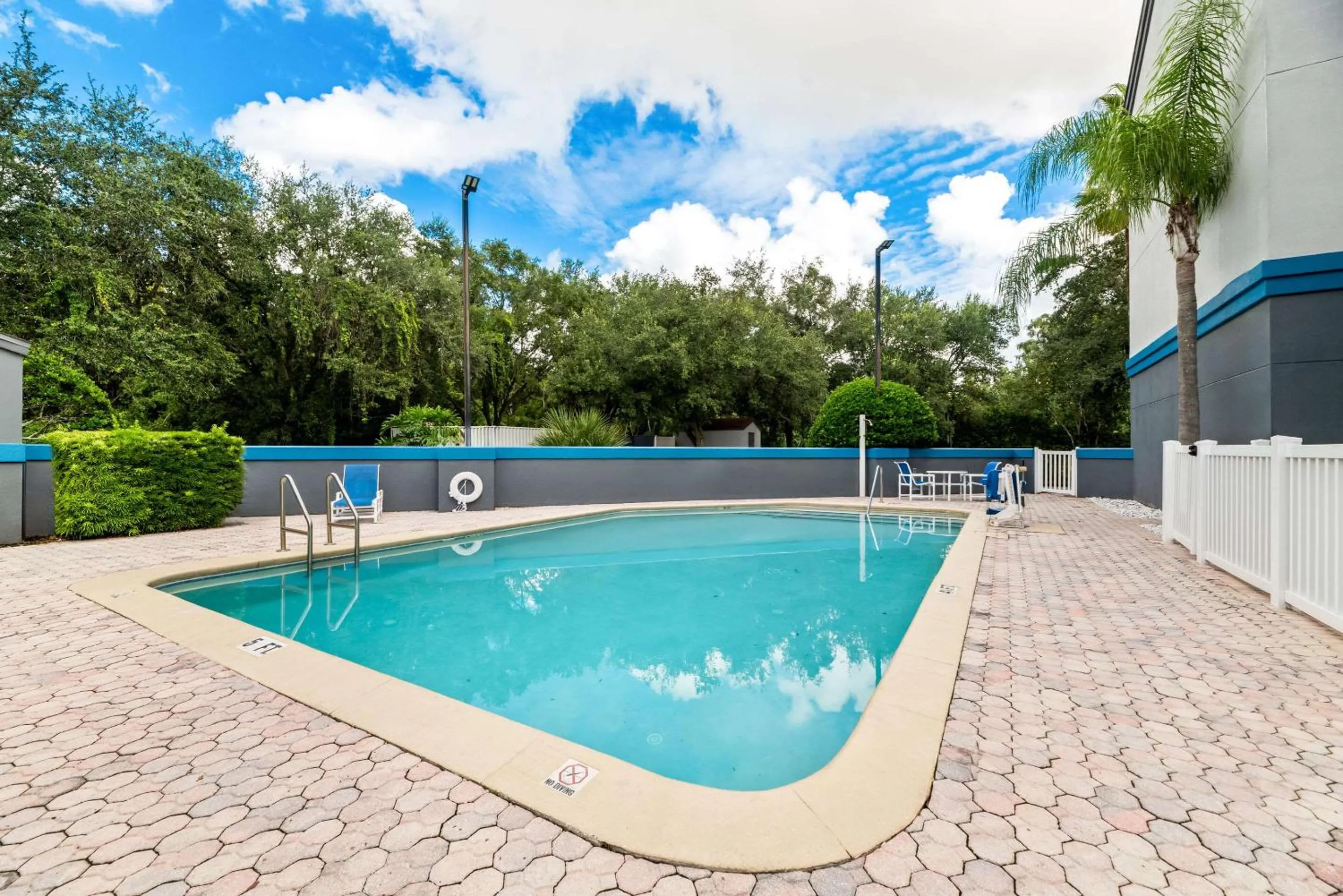 Swimming pool in Suburban Studios Orlando - Ocoee-Winter Garden