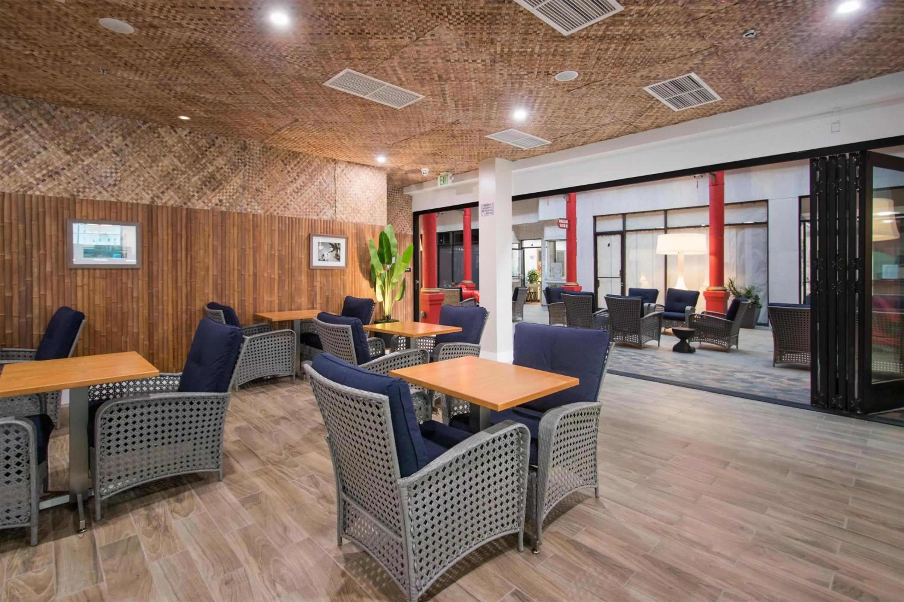 Lounge or bar in Aiden Los Angeles Downtown Dragon Gate Inn