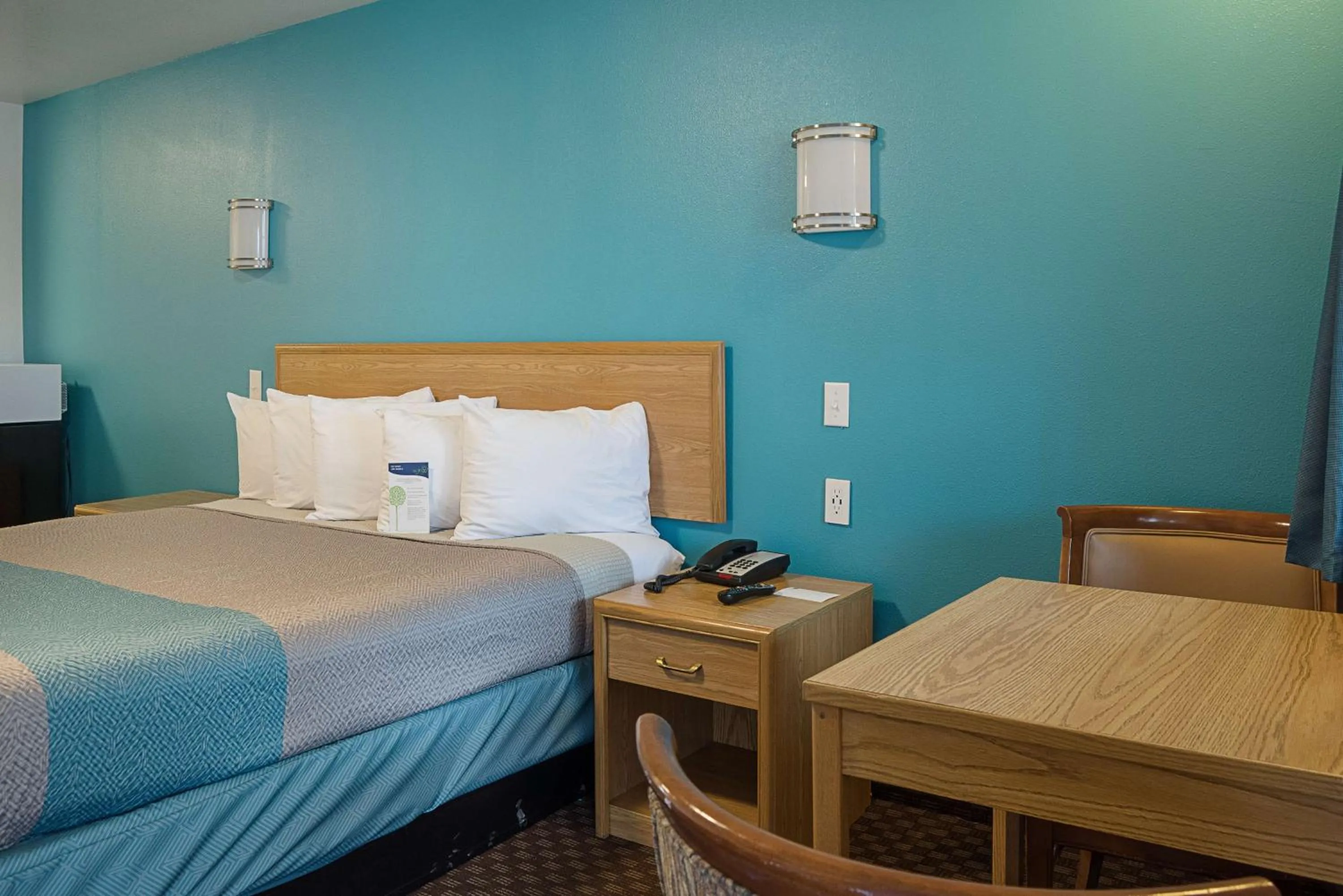 Photo of the whole room, Bed in Motel 6-Canby, OR