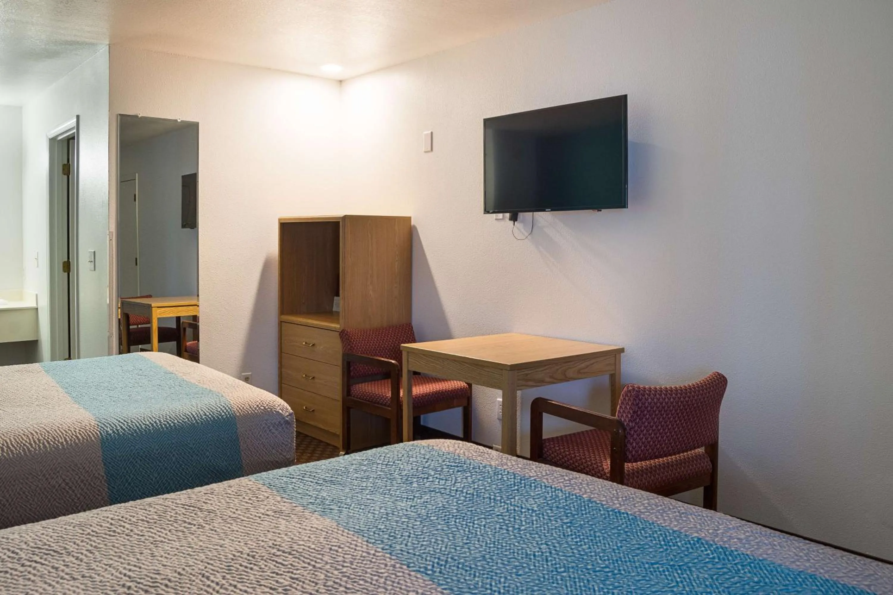 Photo of the whole room, Bed in Motel 6-Canby, OR