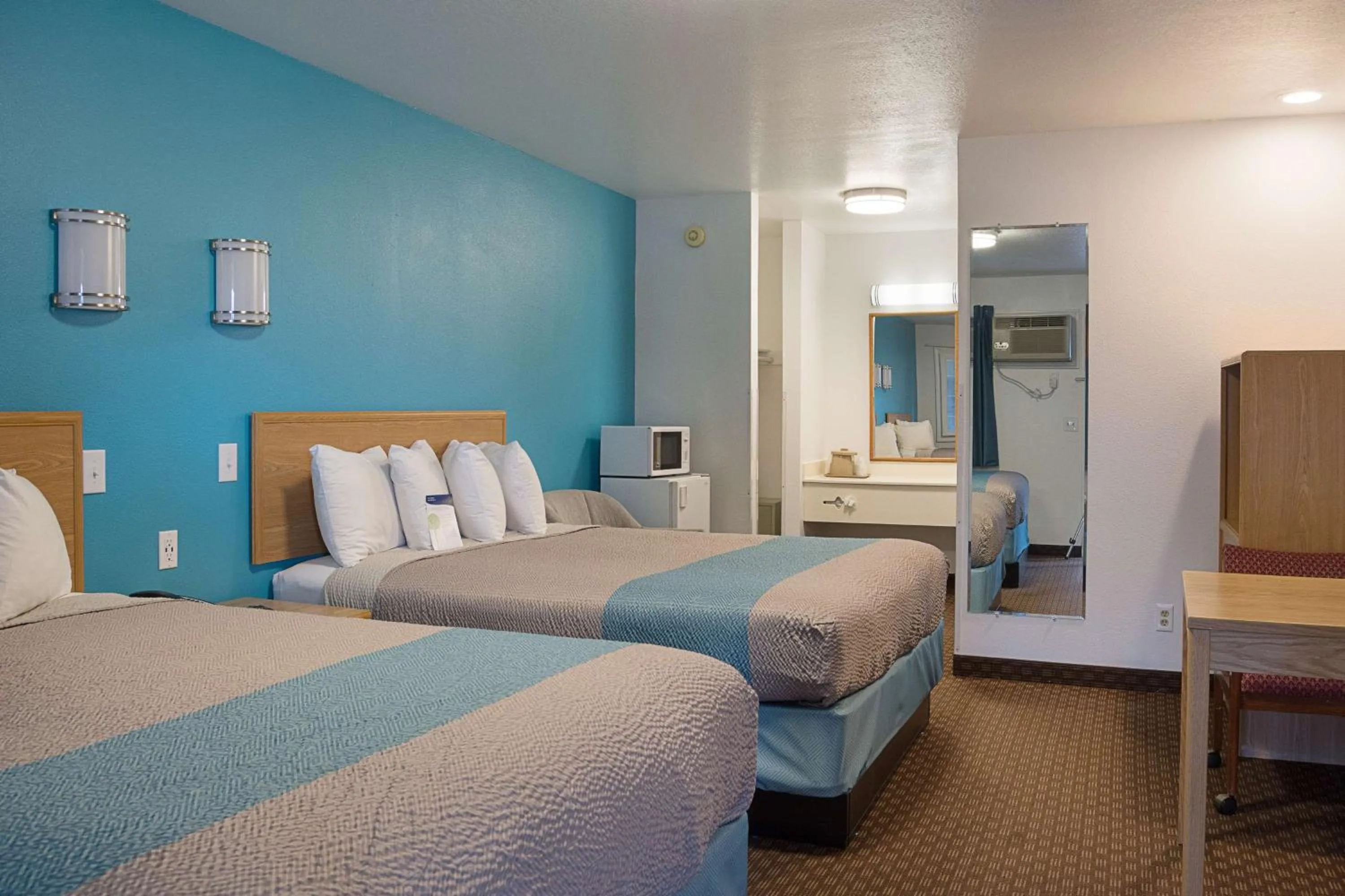 Photo of the whole room, Bed in Motel 6-Canby, OR