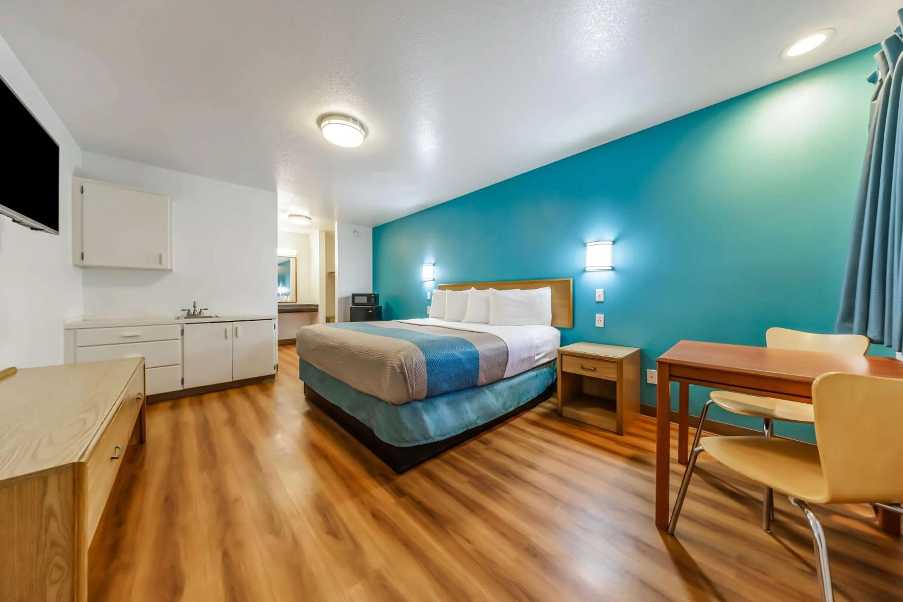 Bedroom, Bed in Motel 6-Canby, OR