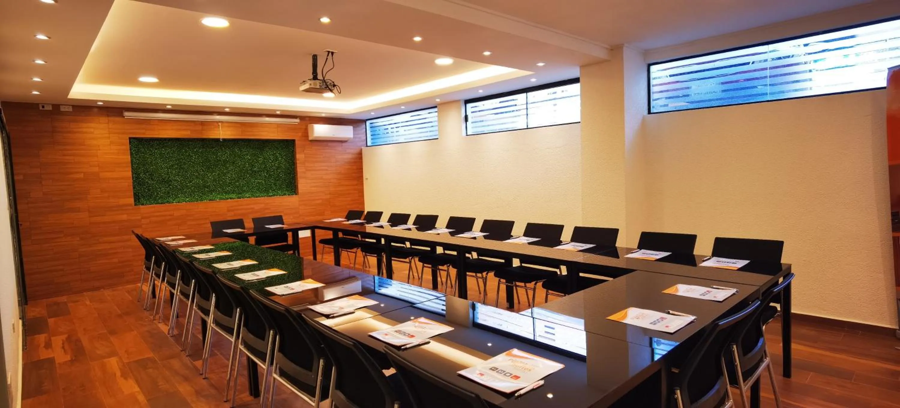 Meeting/conference room in Premium Suites Deluxe Aparthotel Equipetrol