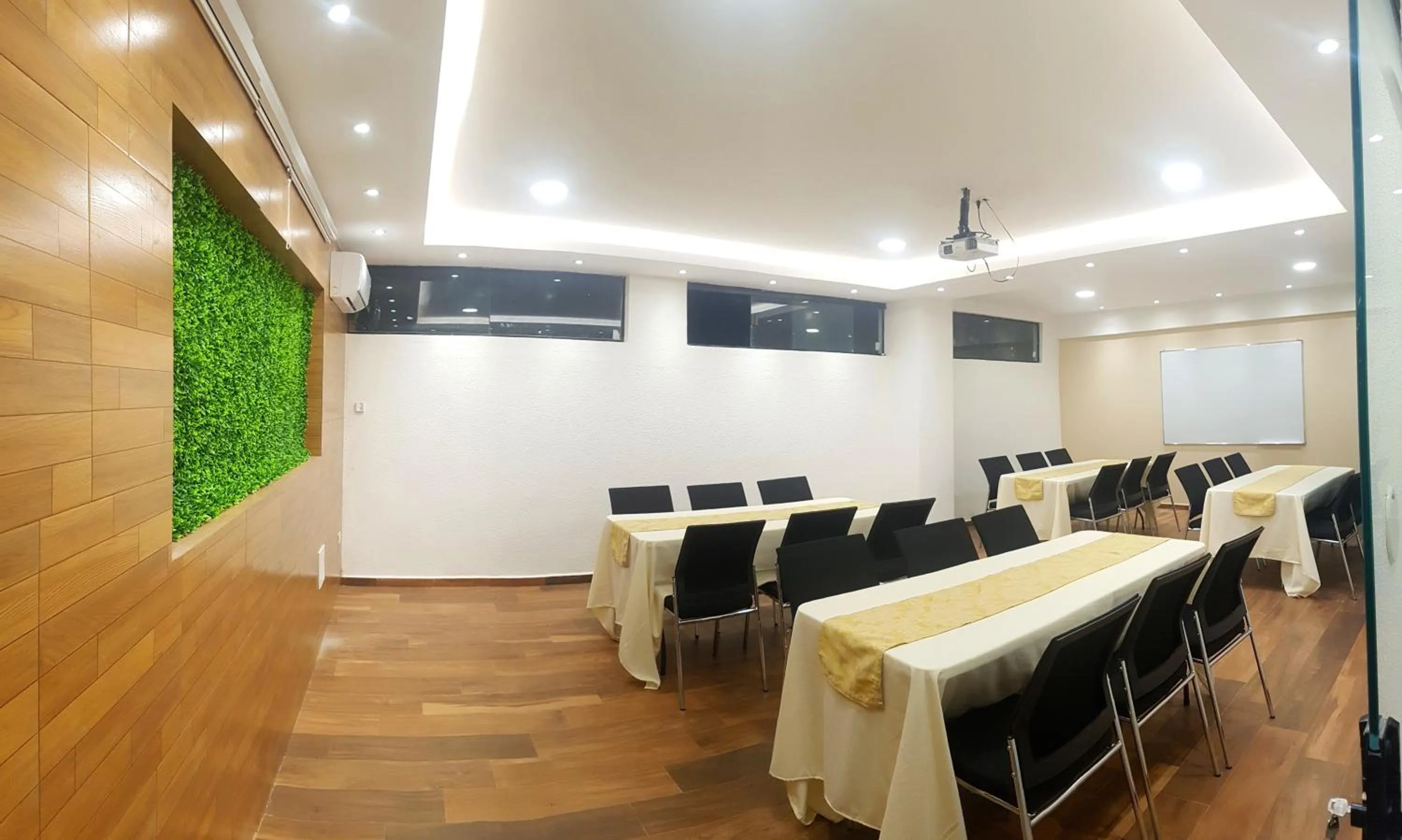 Business facilities in Premium Suites Deluxe Aparthotel Equipetrol