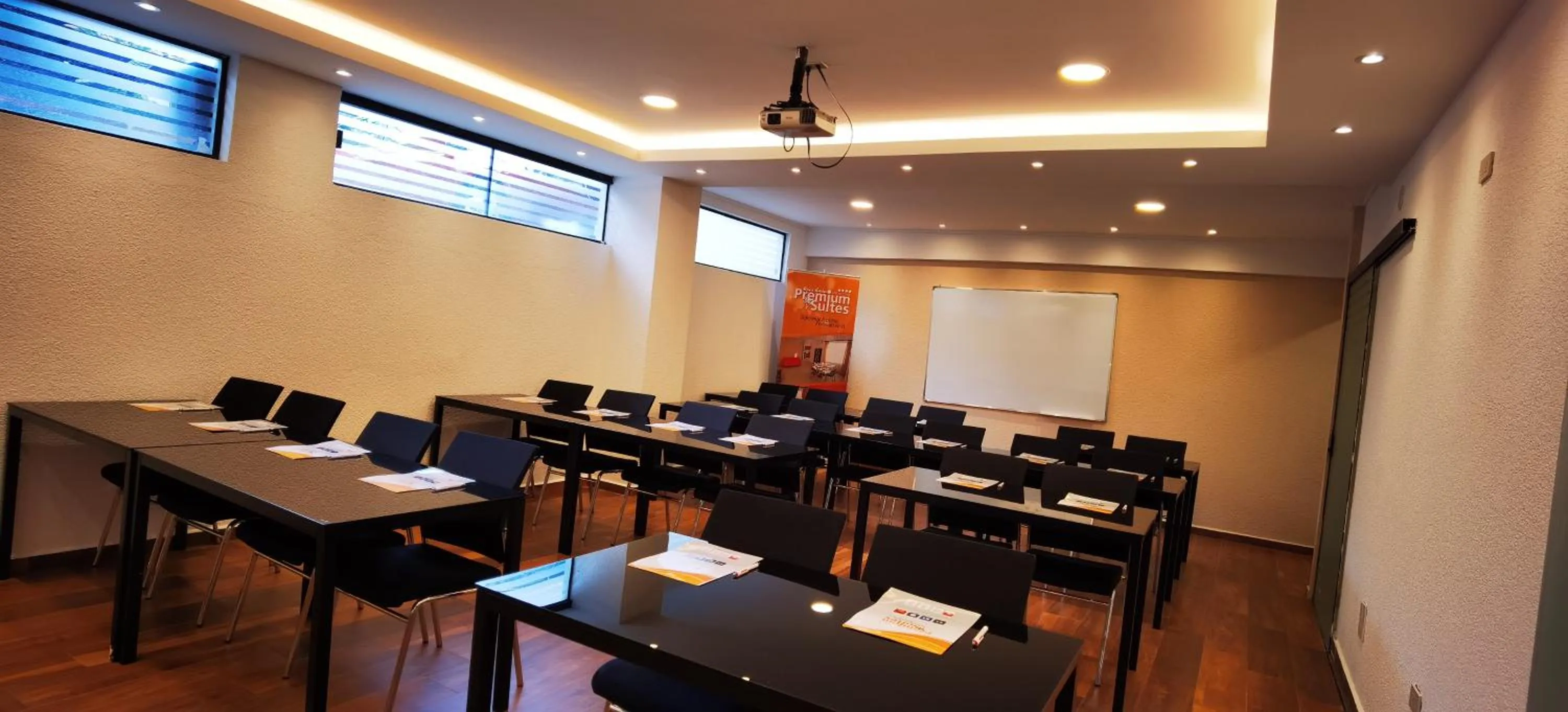 Meeting/conference room in Premium Suites Deluxe Aparthotel Equipetrol
