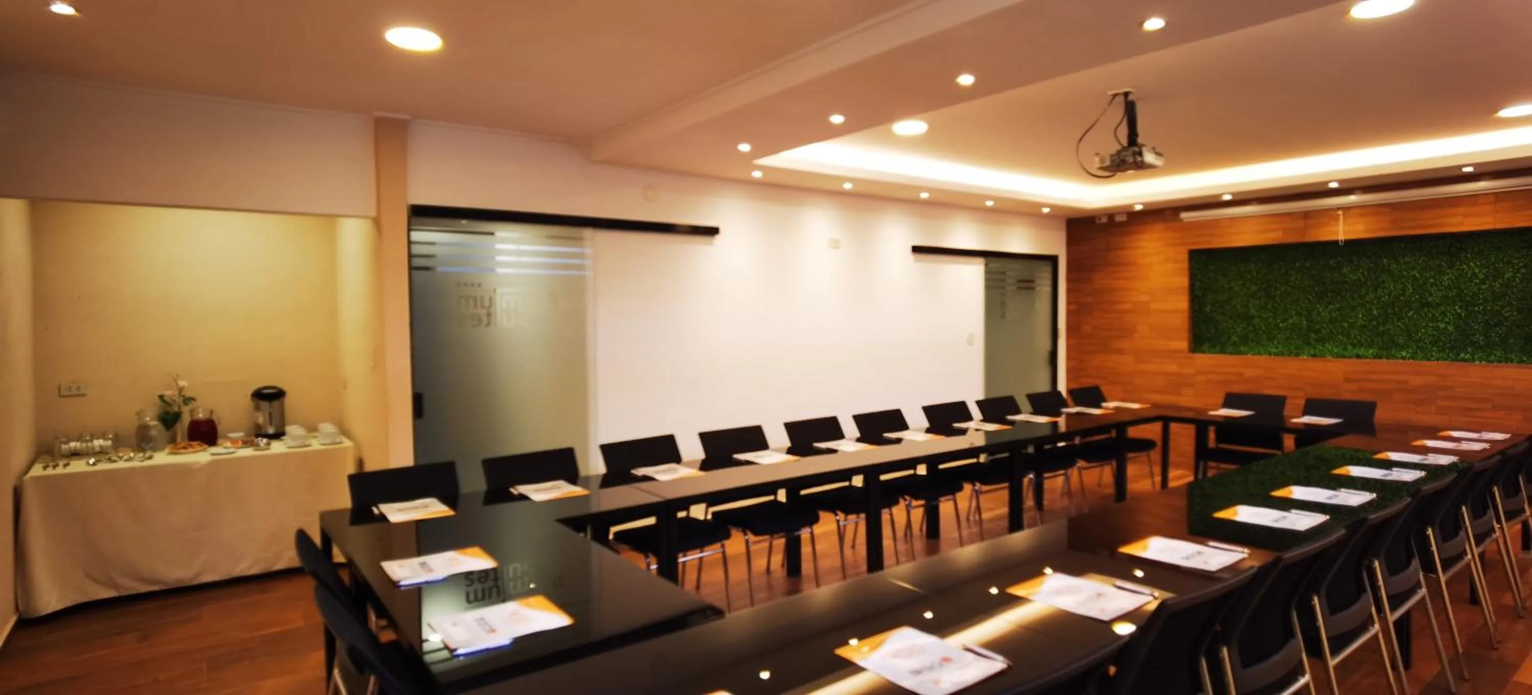 Meeting/conference room in Premium Suites Deluxe Aparthotel Equipetrol