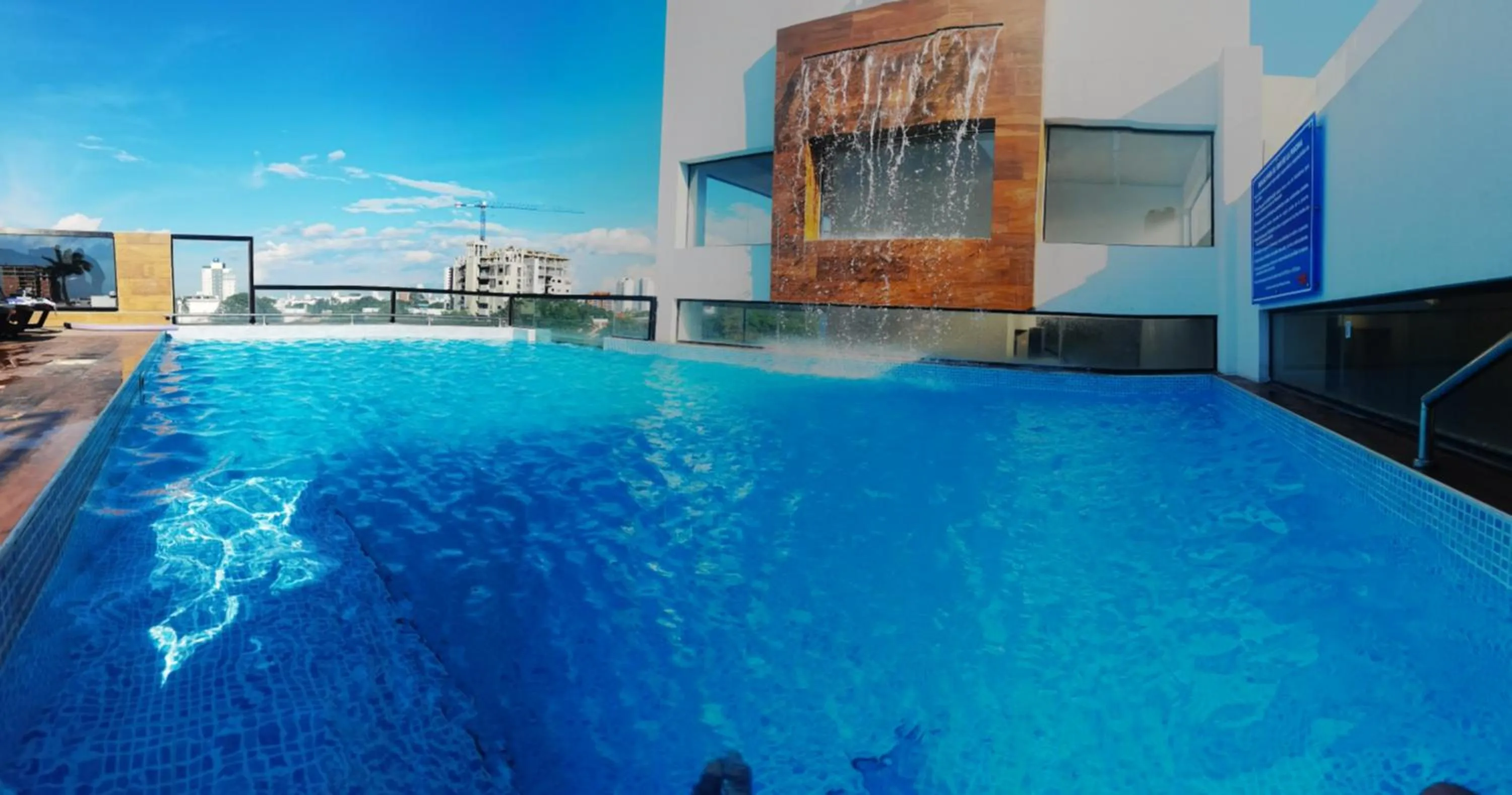 Swimming pool in Premium Suites Deluxe Aparthotel Equipetrol