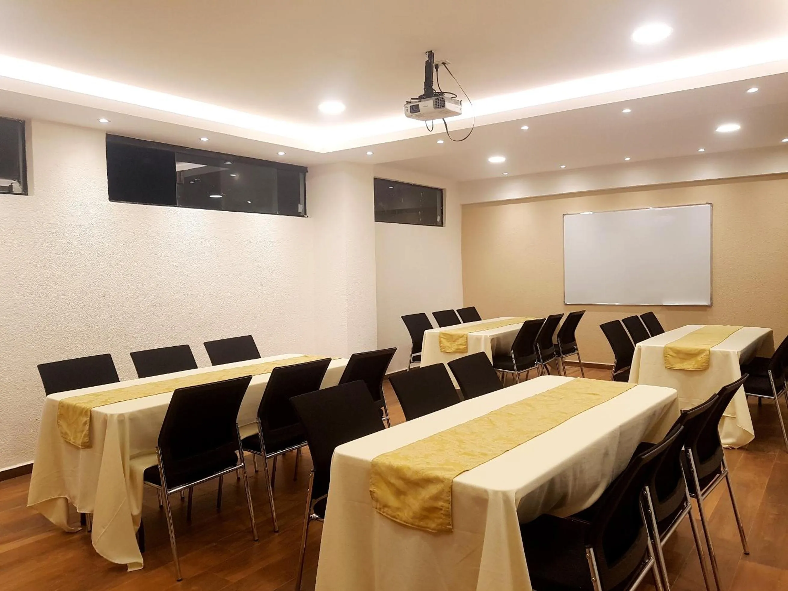 Business facilities in Premium Suites Deluxe Aparthotel Equipetrol