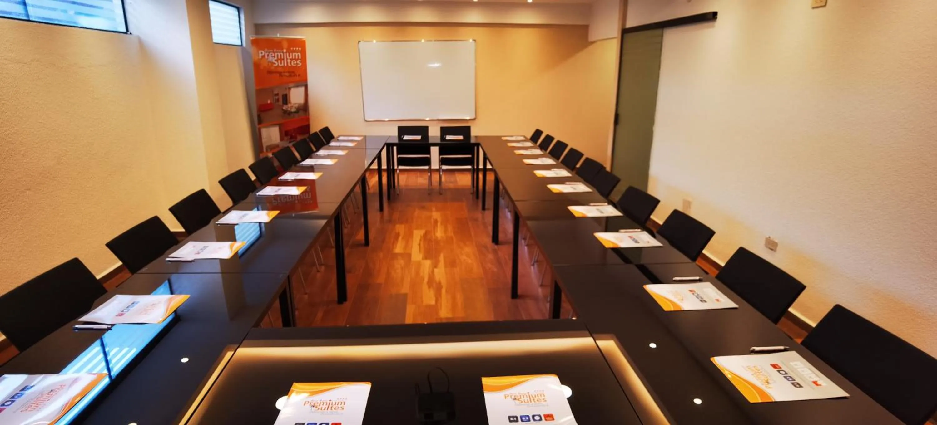 Meeting/conference room in Premium Suites Deluxe Aparthotel Equipetrol