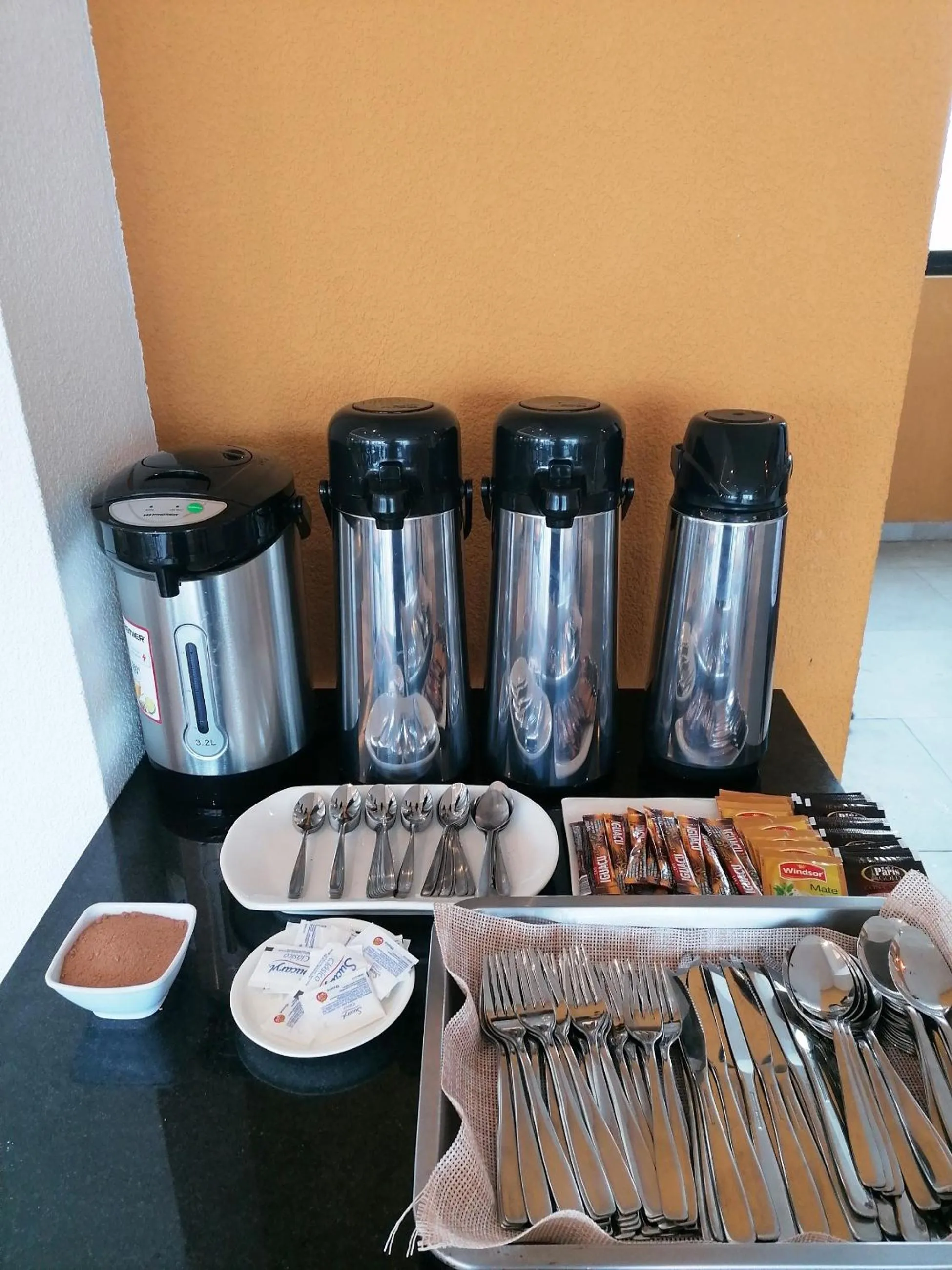 Restaurant/places to eat in Premium Suites Deluxe Aparthotel Equipetrol