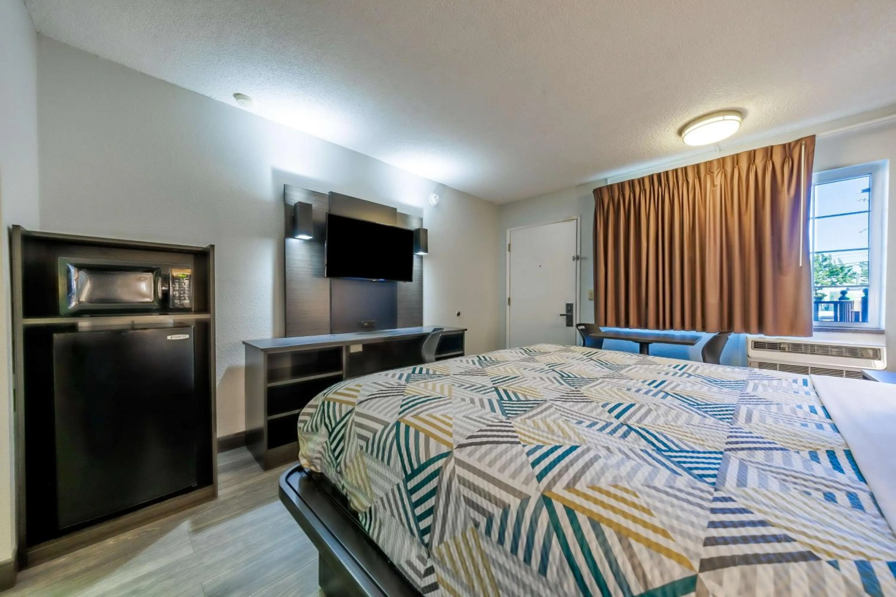 Bedroom, Bed in Motel 6 Portland OR Southeast