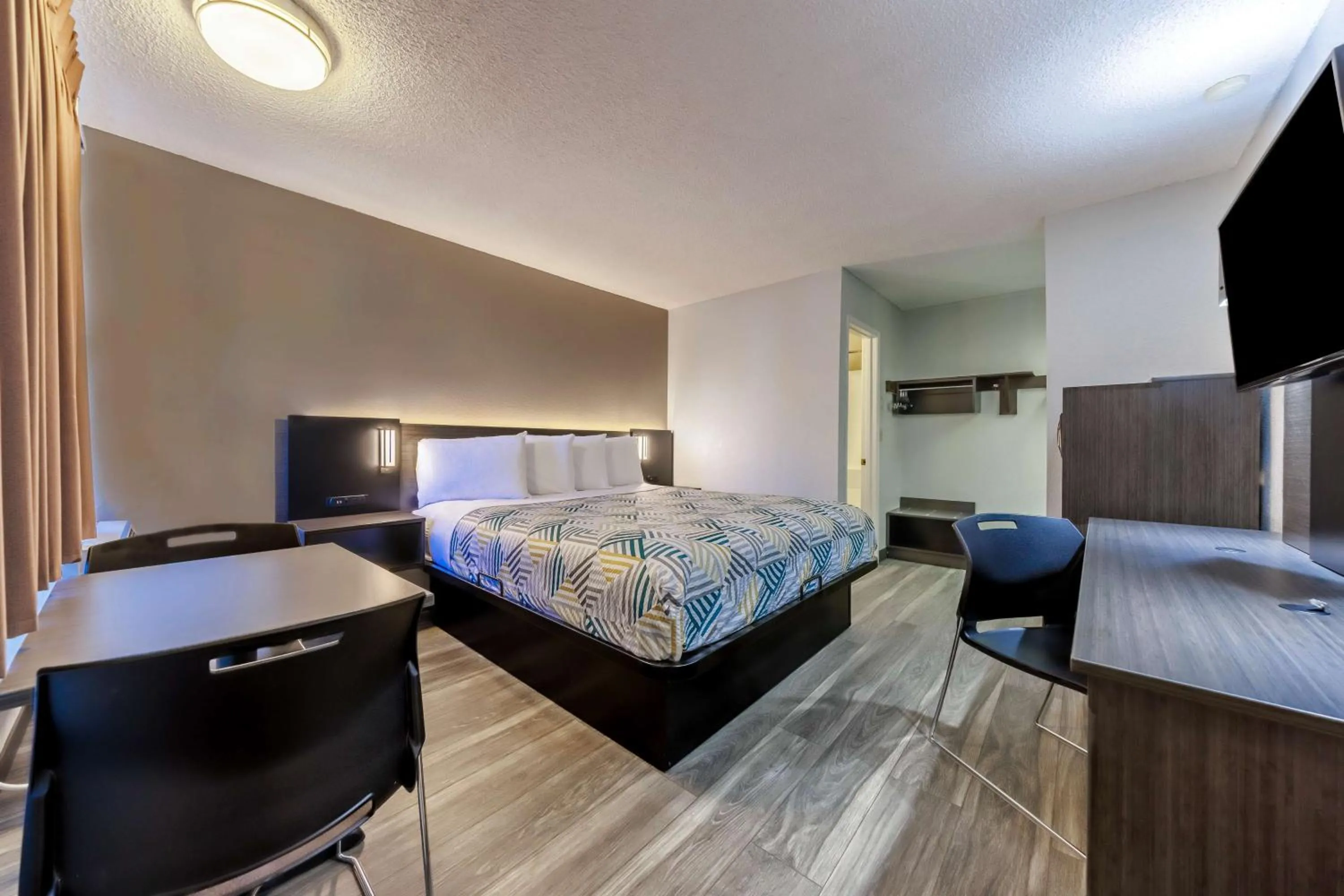 Bedroom, Bed in Motel 6 Portland OR Southeast