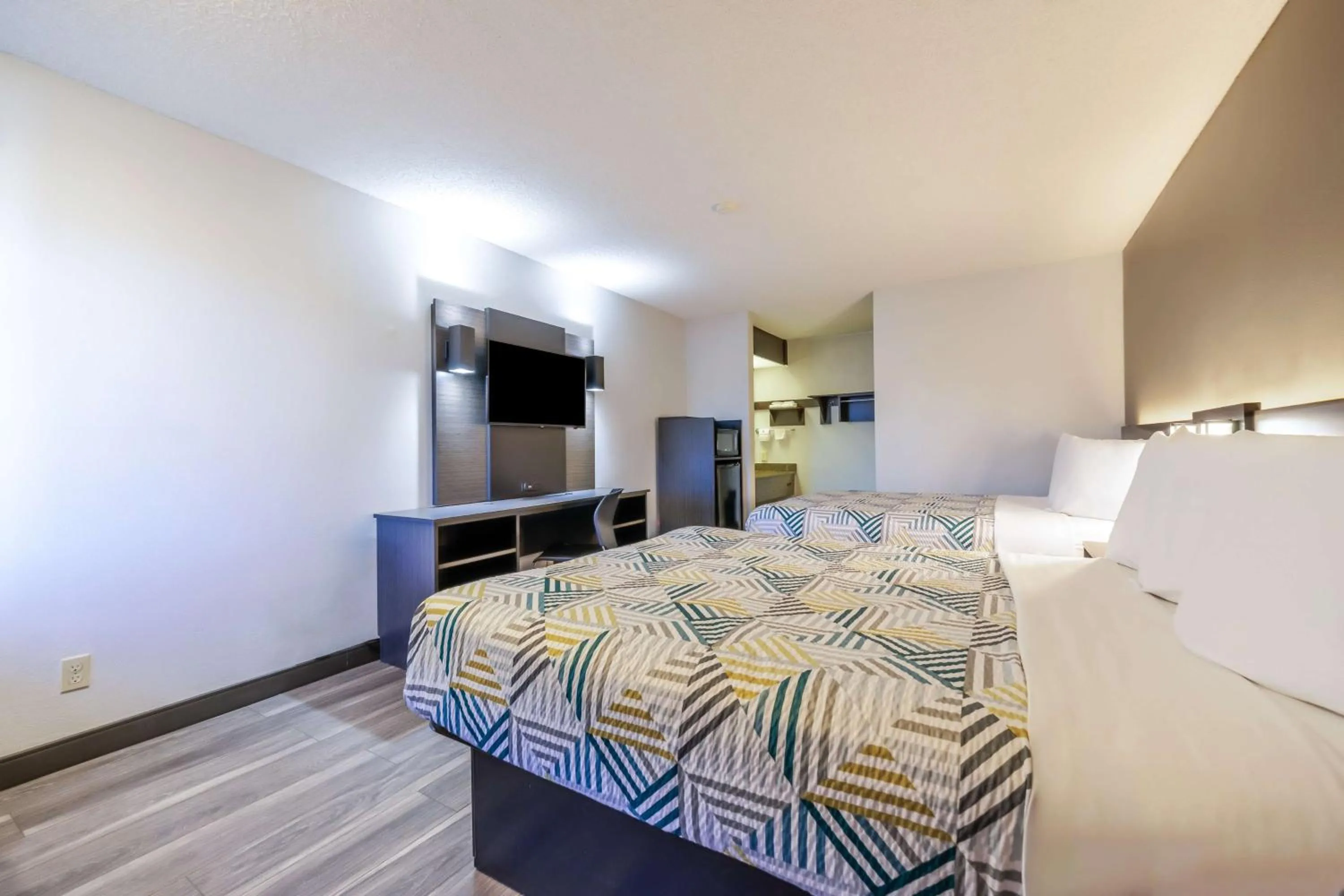 Bedroom, Bed in Motel 6 Portland OR Southeast