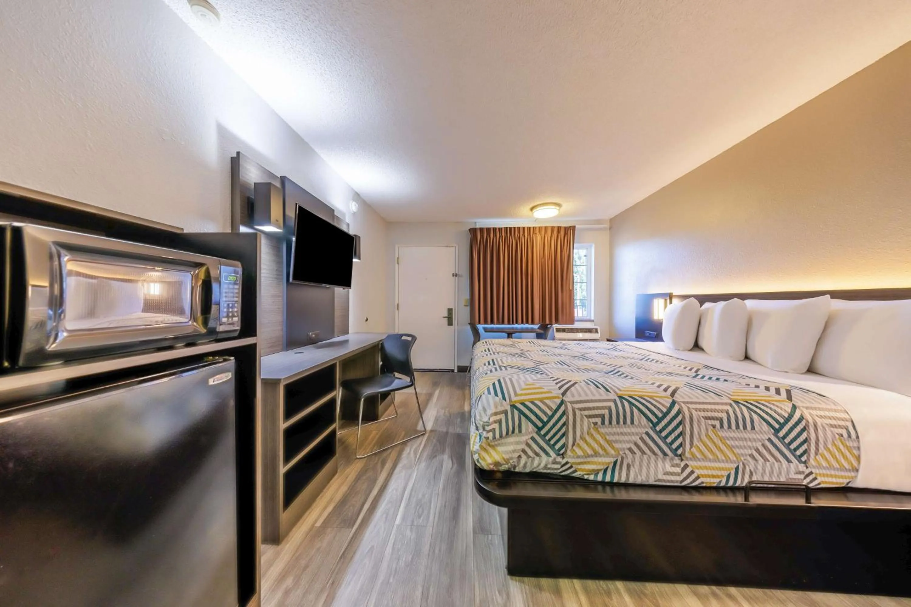 Bedroom, Bed in Motel 6 Portland OR Southeast