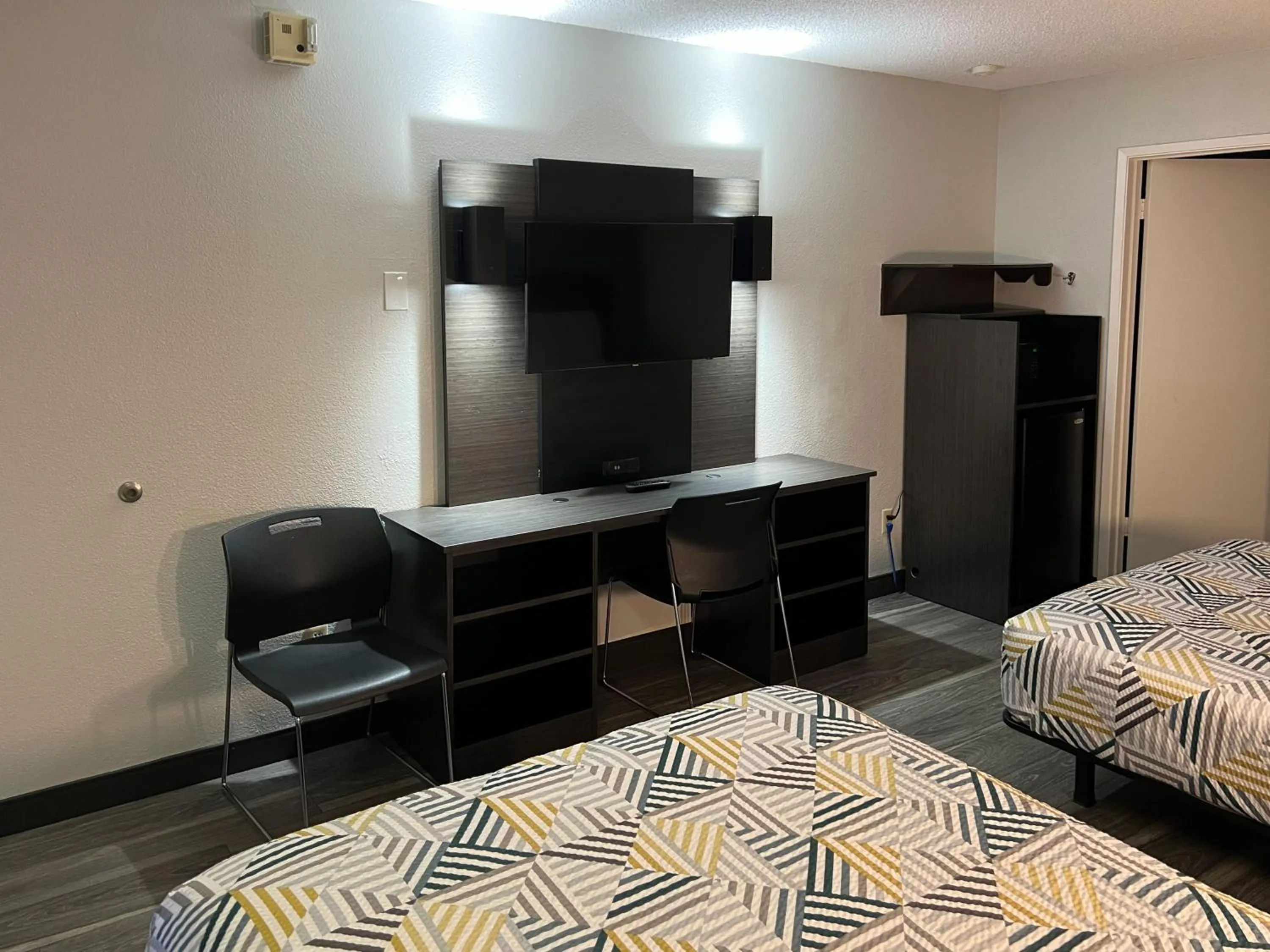 Bedroom, Bed in Motel 6 Portland OR Southeast