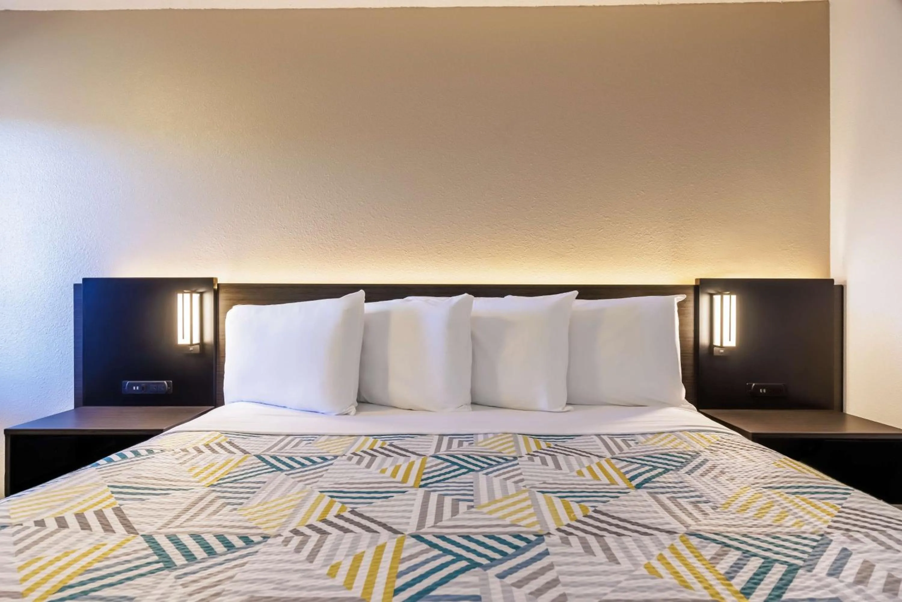 Bedroom, Bed in Motel 6 Portland OR Southeast