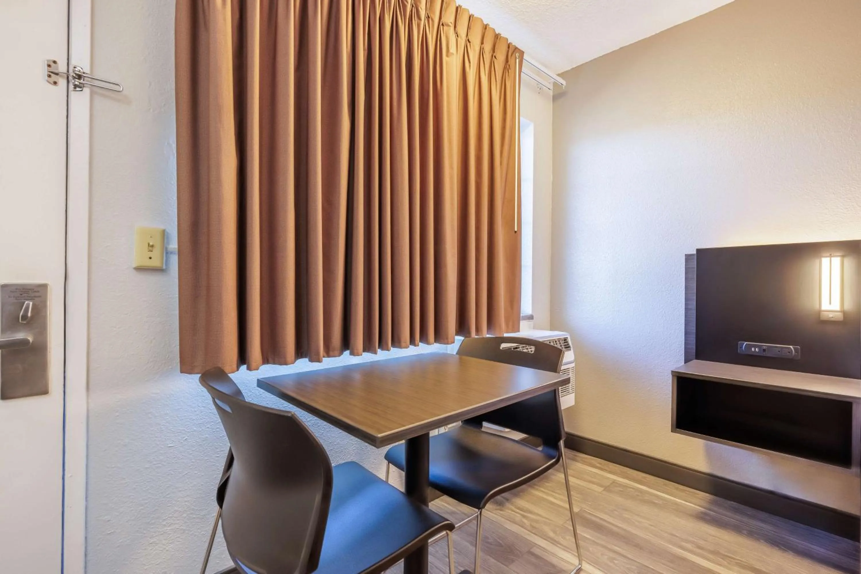 Bedroom in Motel 6 Portland OR Southeast