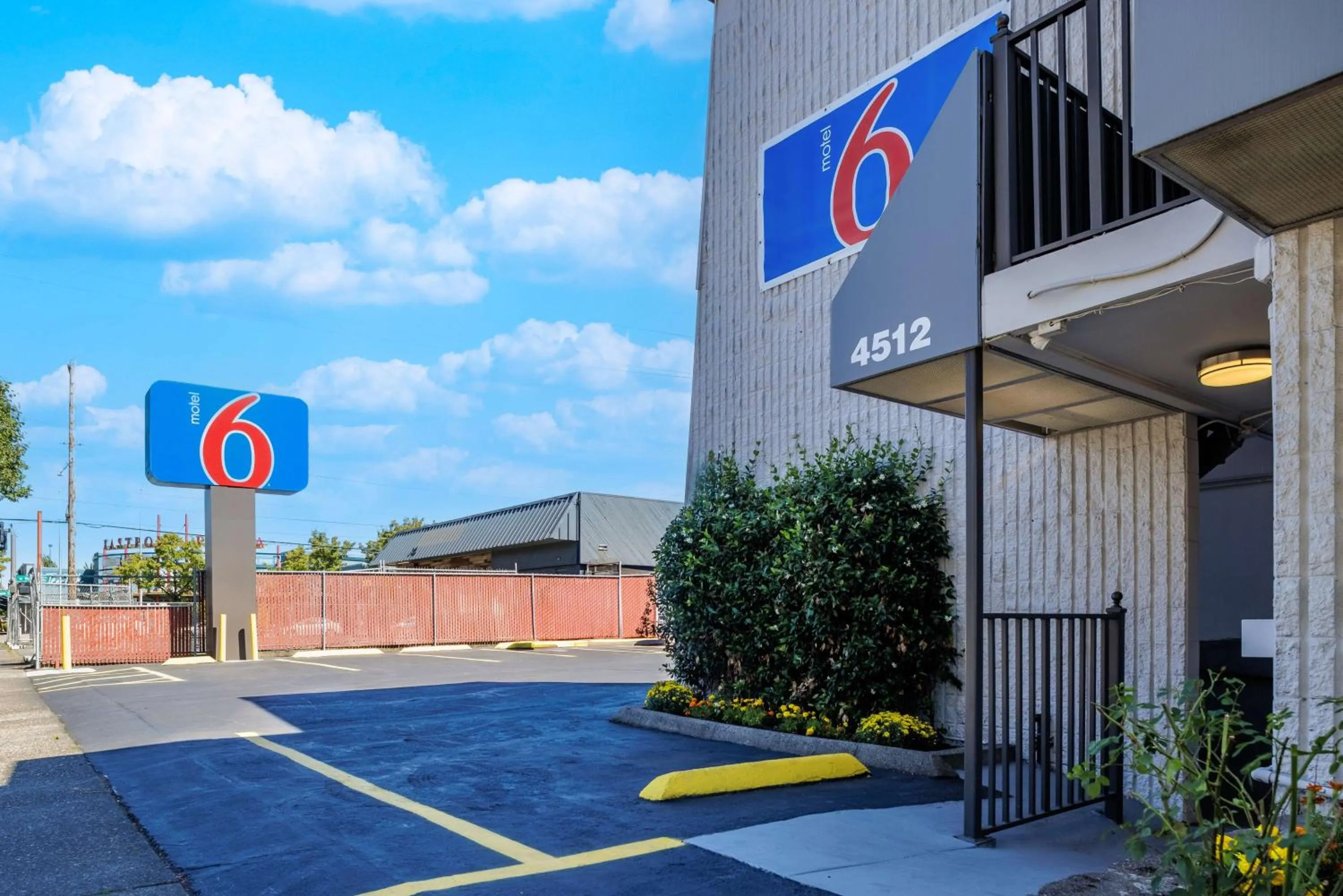 Property building in Motel 6 Portland OR Southeast