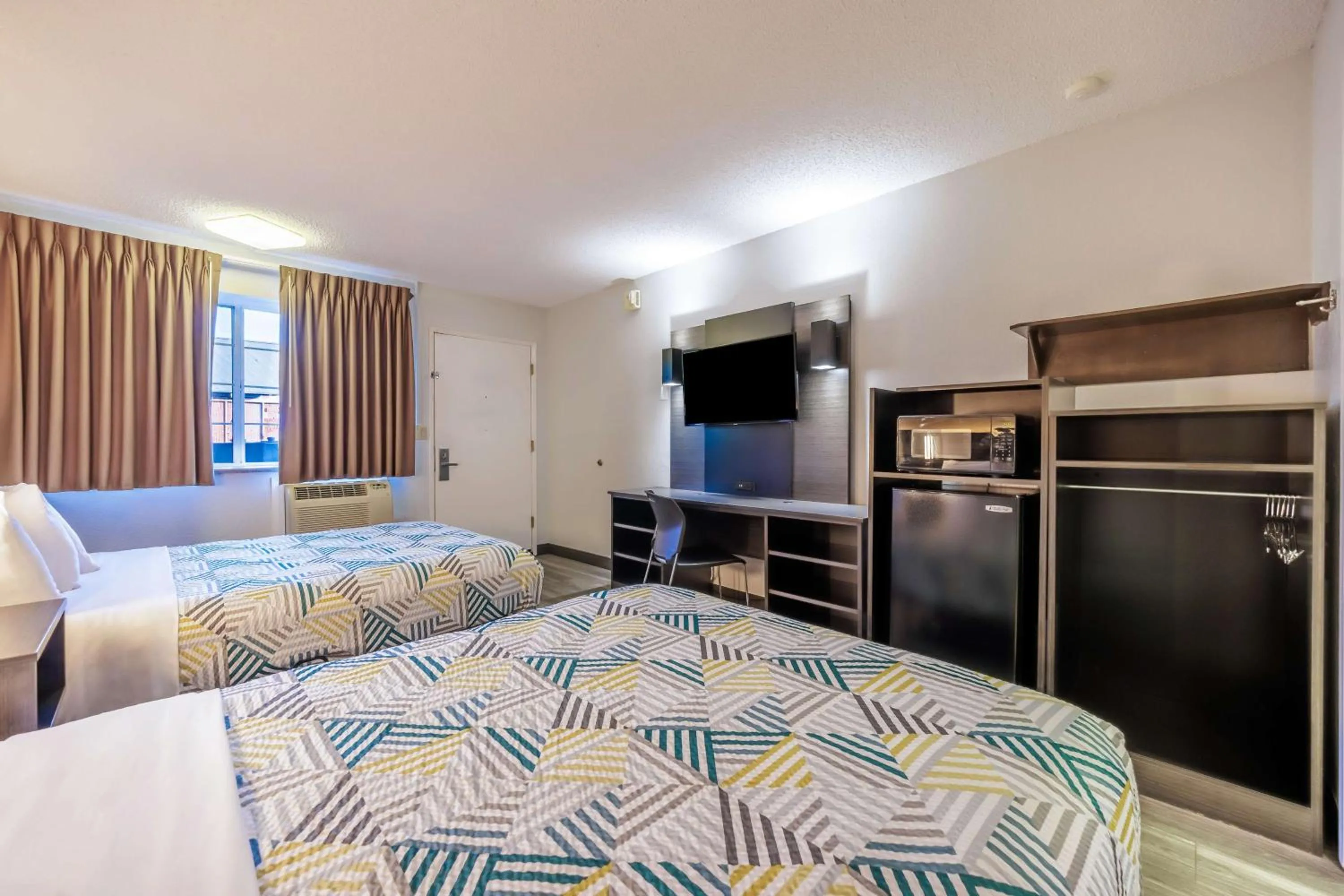 Bedroom, Bed in Motel 6 Portland OR Southeast