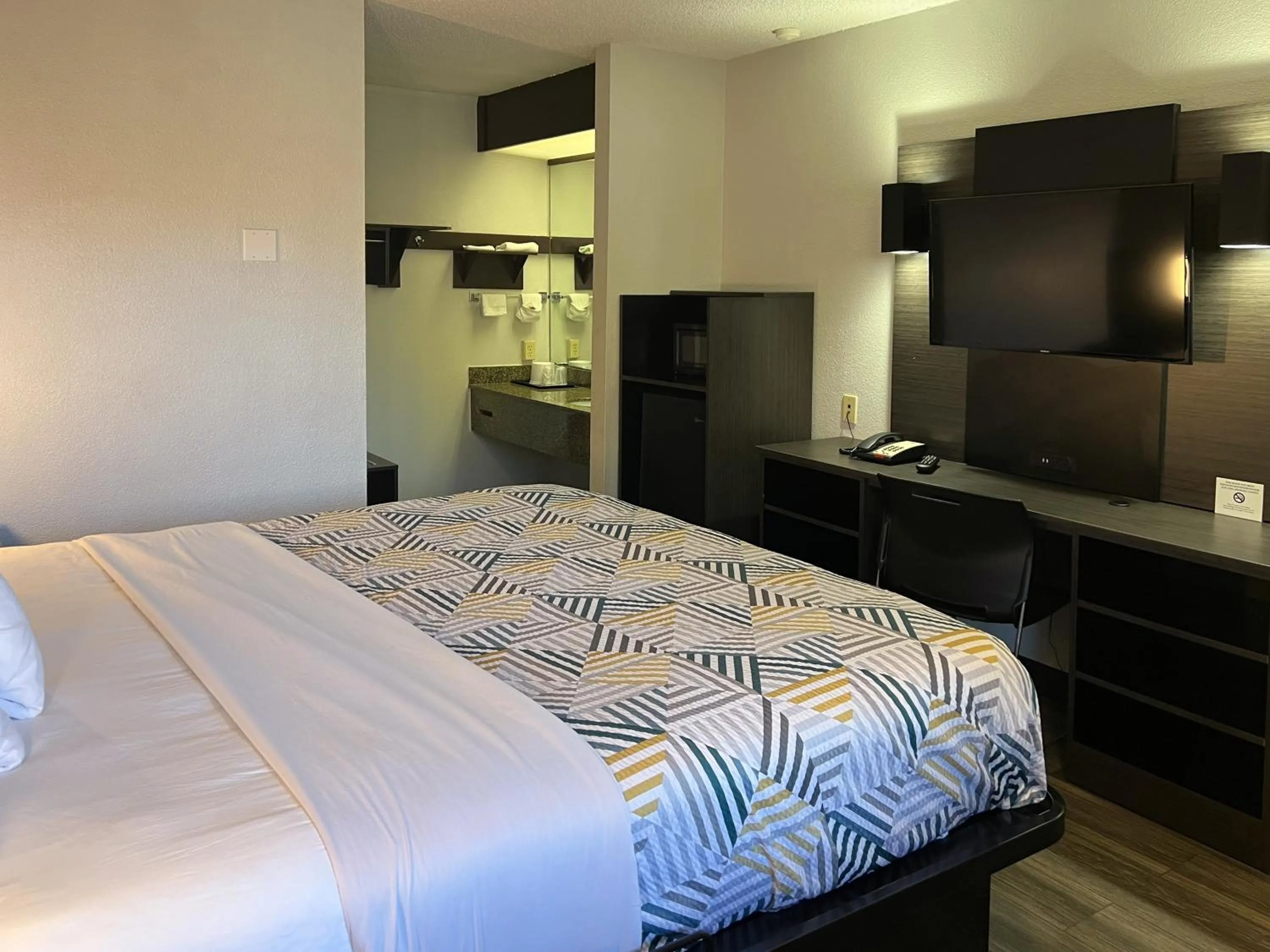 Bedroom, Bed in Motel 6 Portland OR Southeast