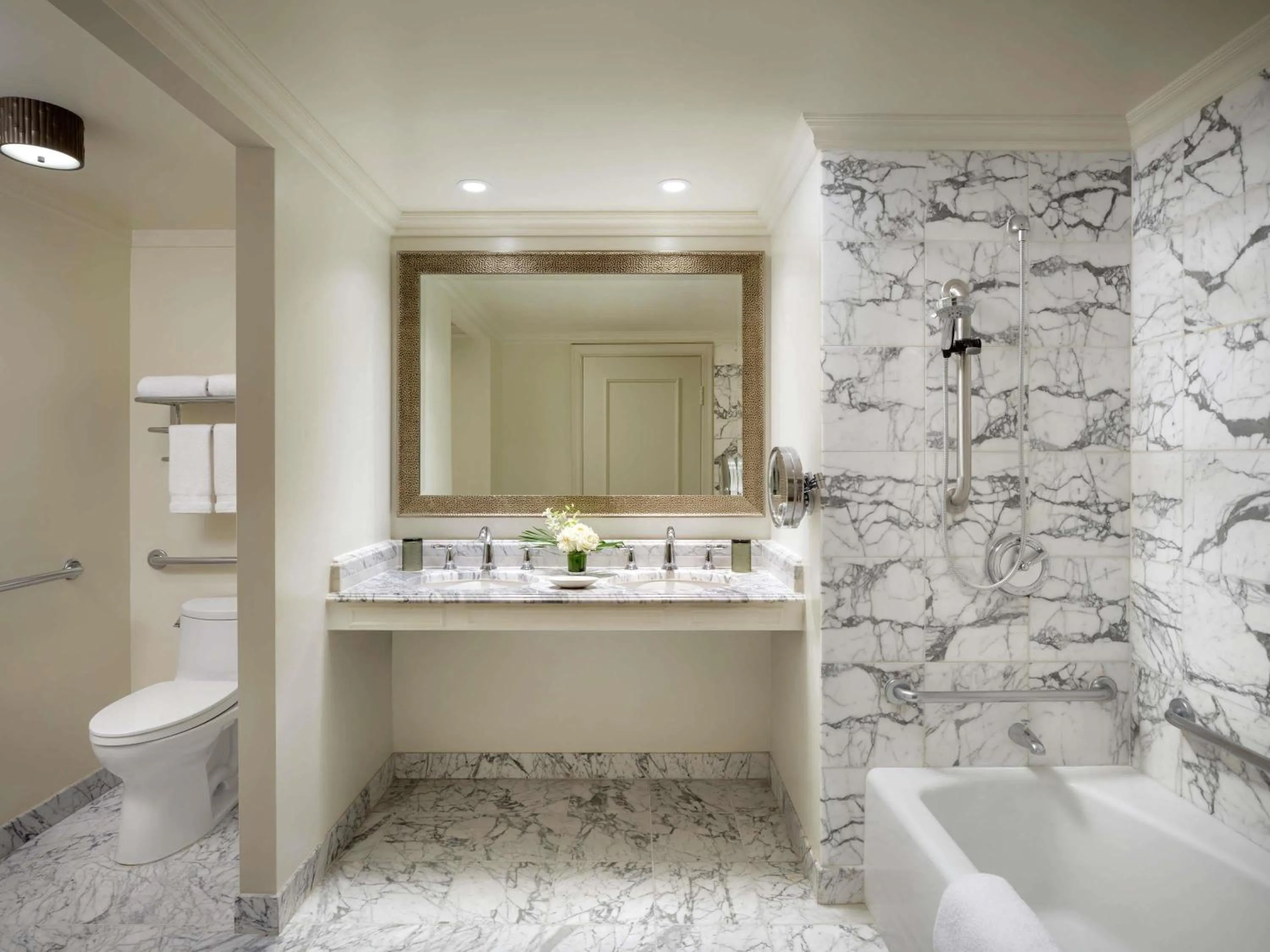 Bedroom in Fairmont Orchid