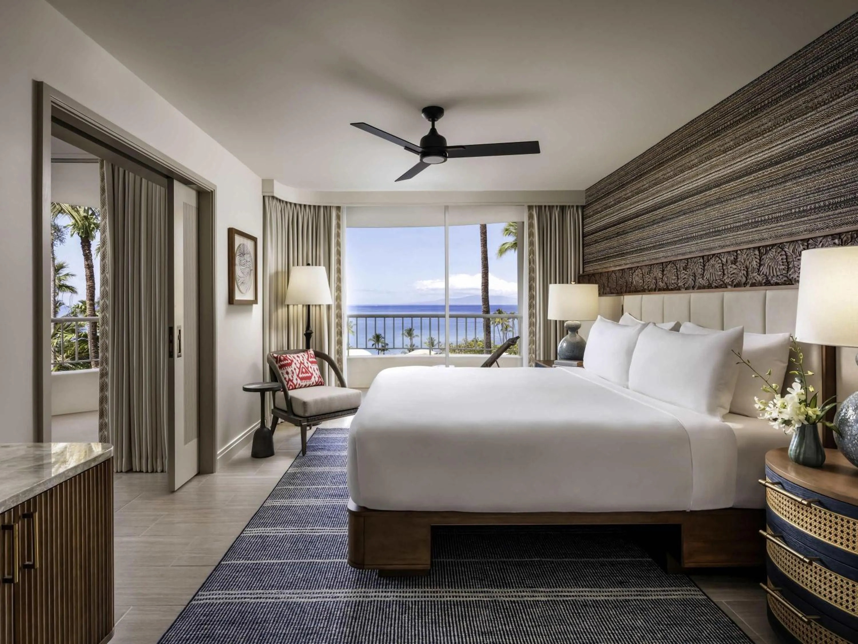 Bedroom, Bed in Fairmont Kea Lani, Maui