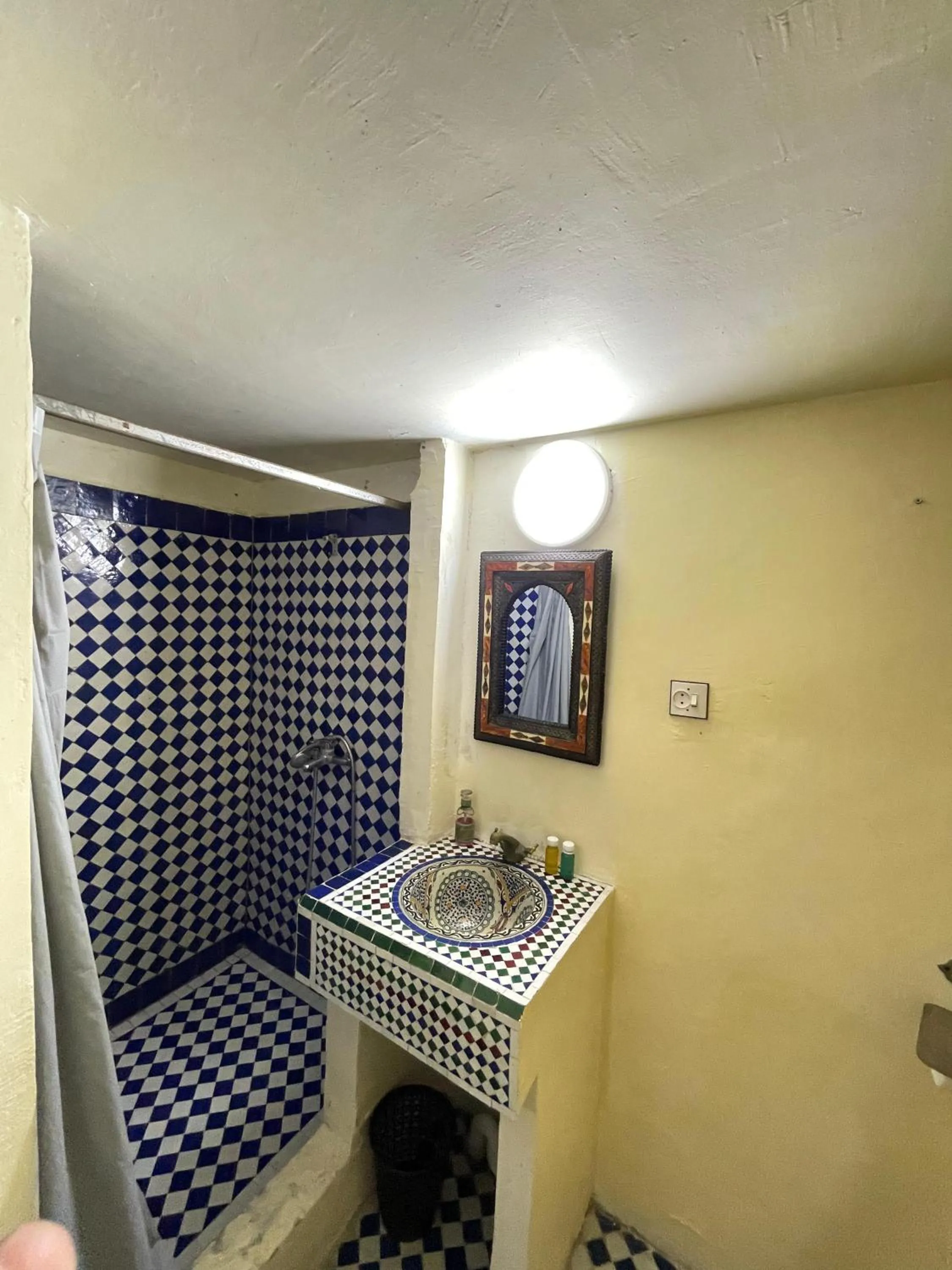 Shower in Dar Atlantic