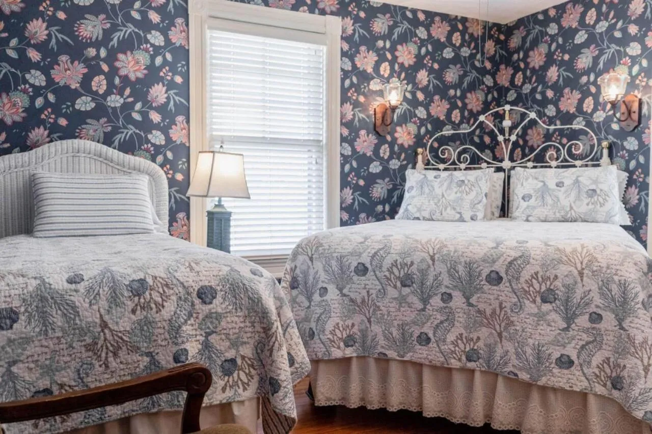 Bedroom, Bed in Captain Mey's Inn