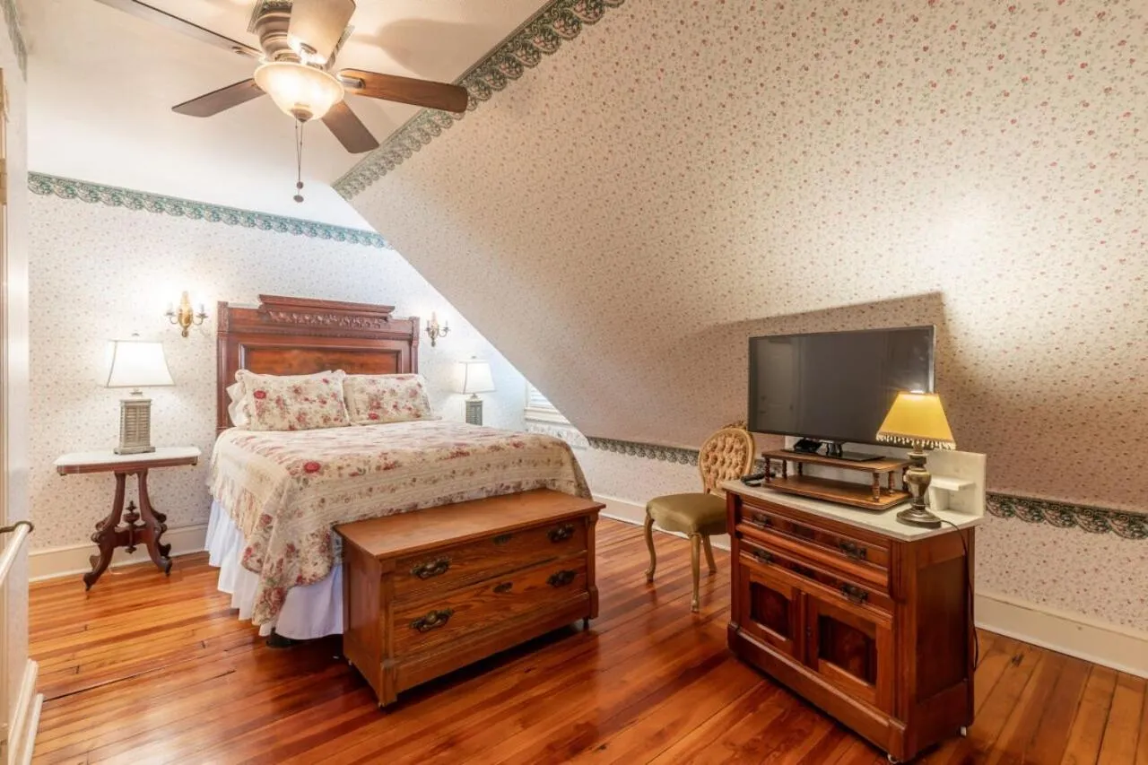 Bedroom, Bed in Captain Mey's Inn