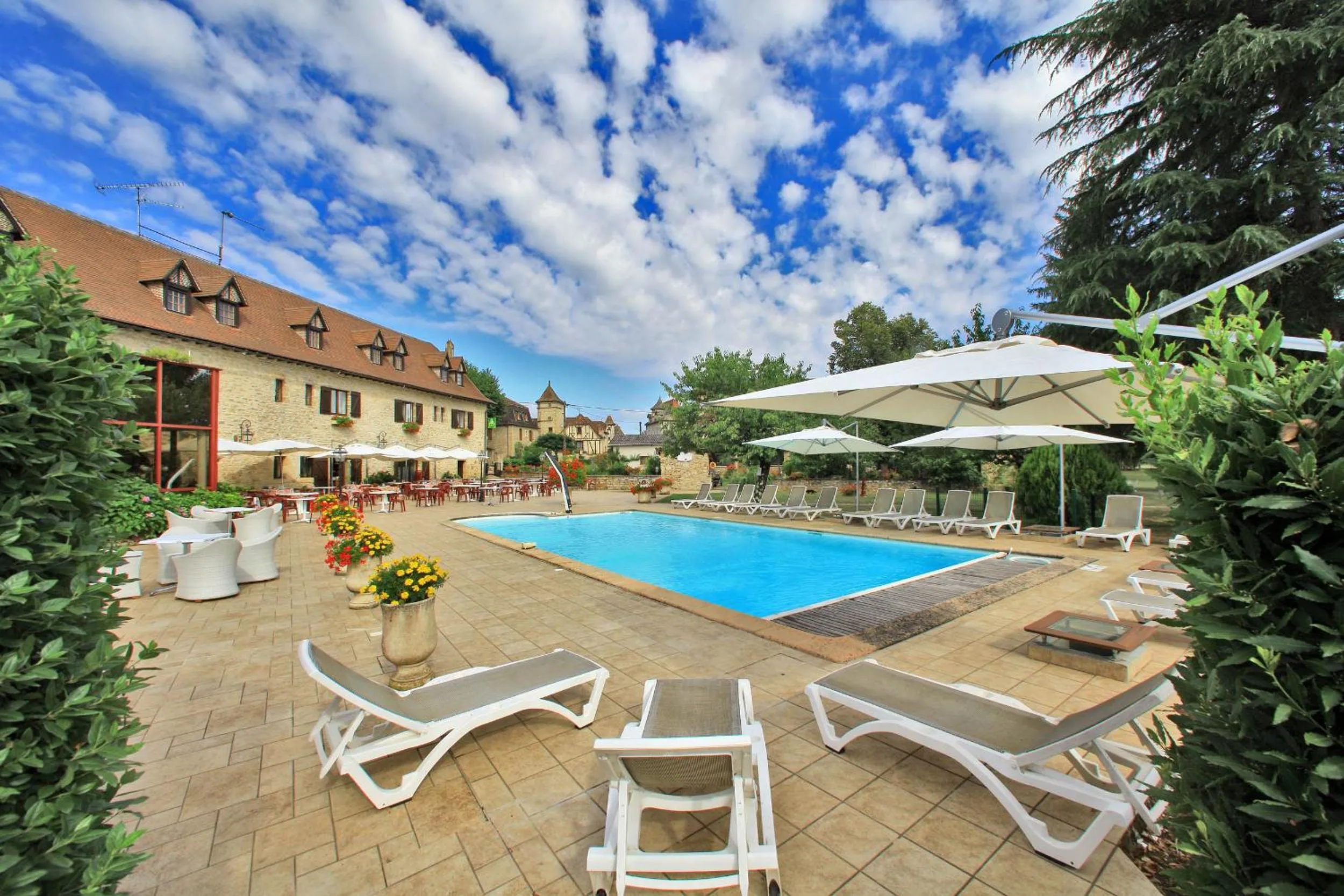 Swimming pool in Logis Auberge La Diege