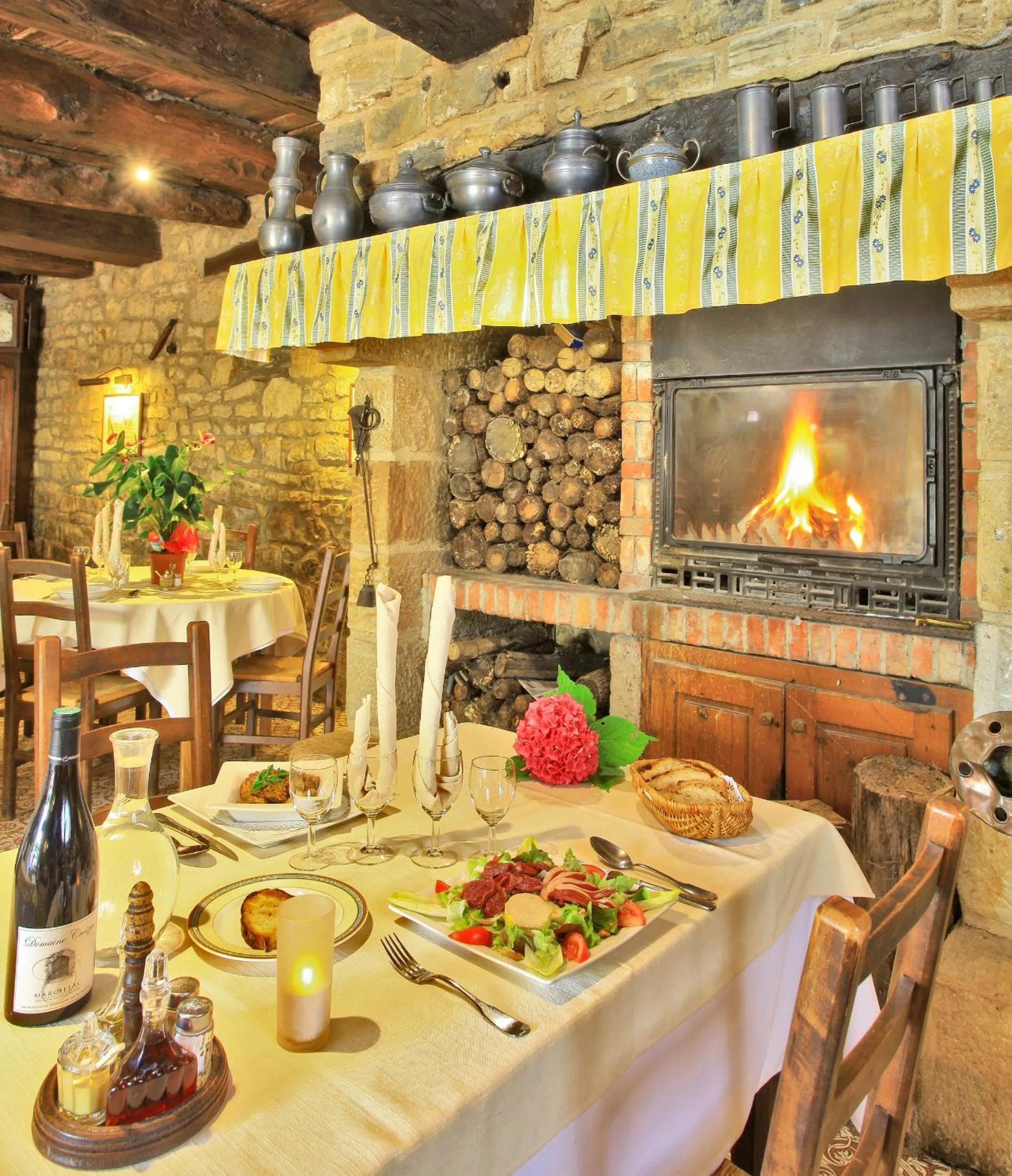 Dining area in Logis Auberge La Diege