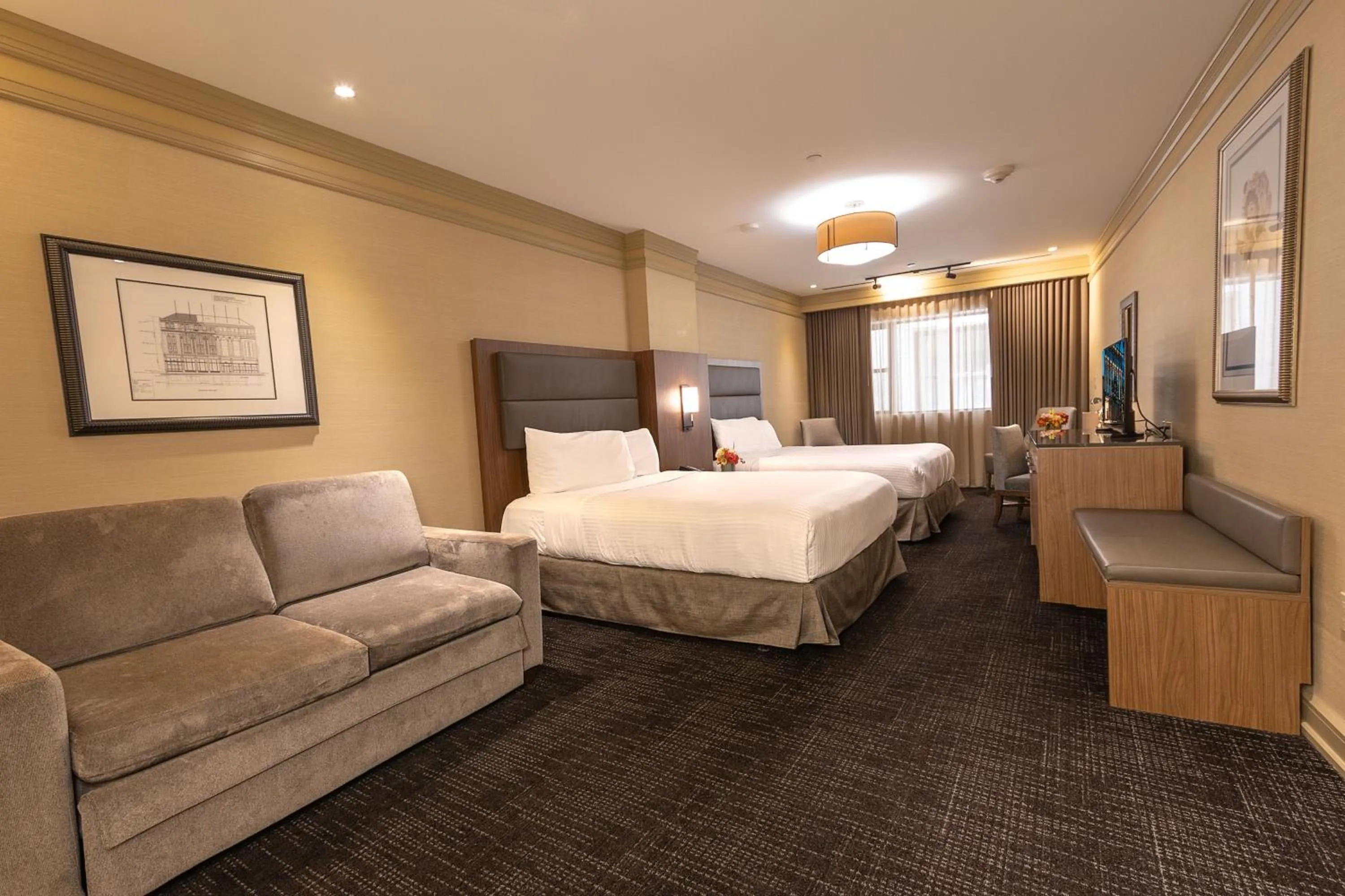 Seating area, Bed in Opera House Hotel
