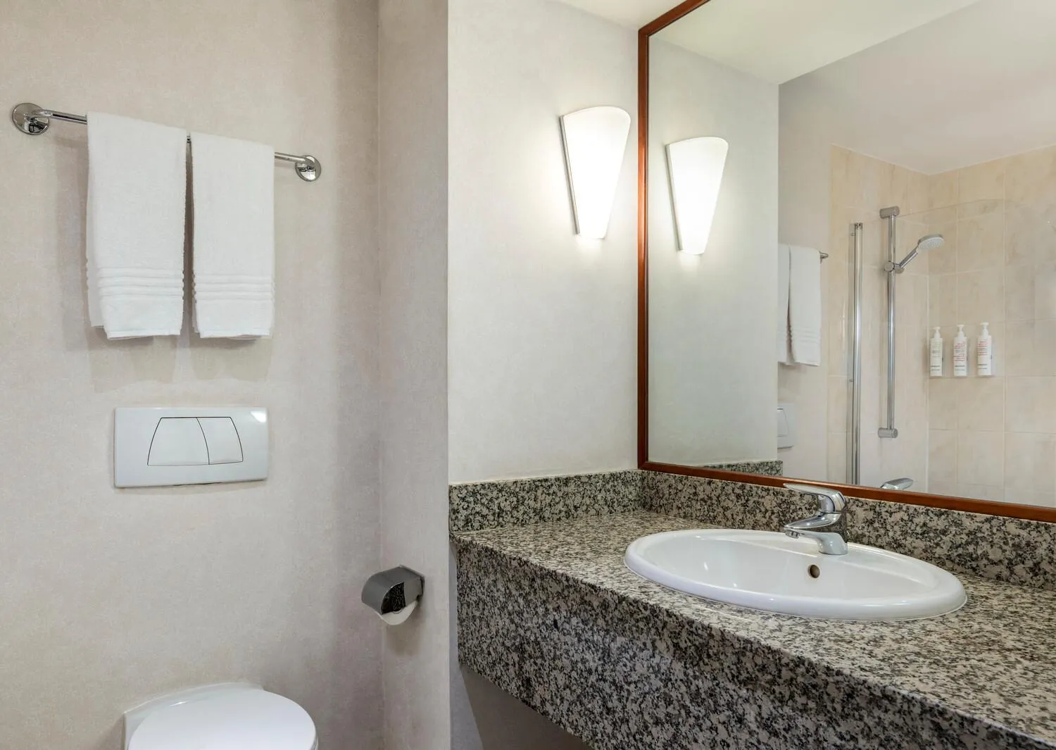 Bathroom in Paris Marriott Charles de Gaulle Airport Hotel