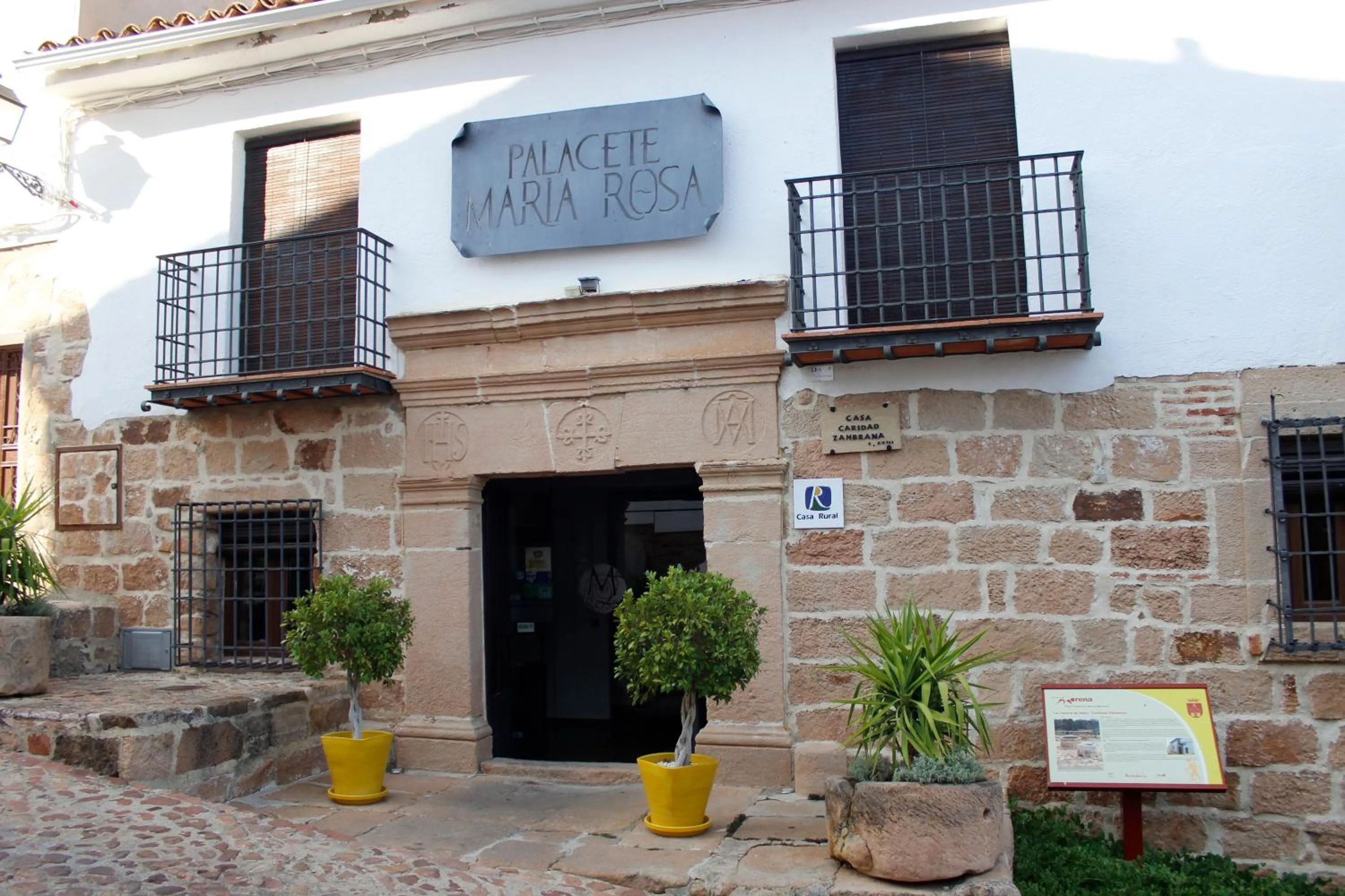 Facade/entrance in Palacete Maria Rosa