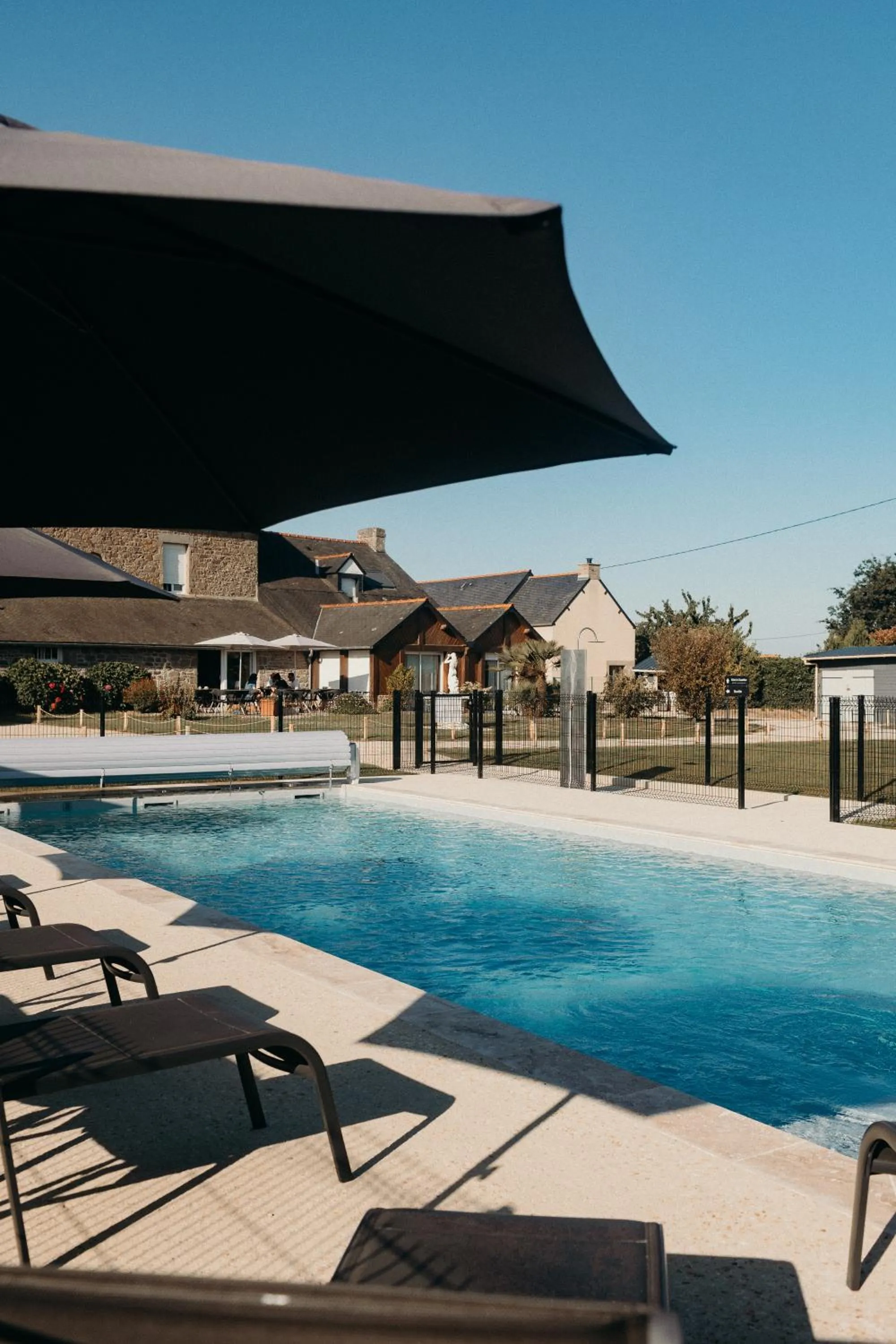 Swimming pool in Hôtel Le Chatellier - Piscine chauffée d'avril à octobre