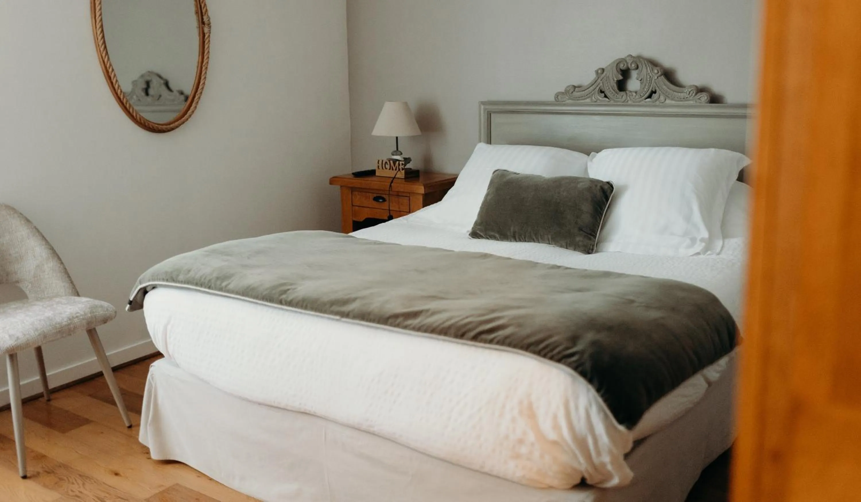 Bed in Hôtel Le Chatellier - Piscine chauffée d'avril à octobre